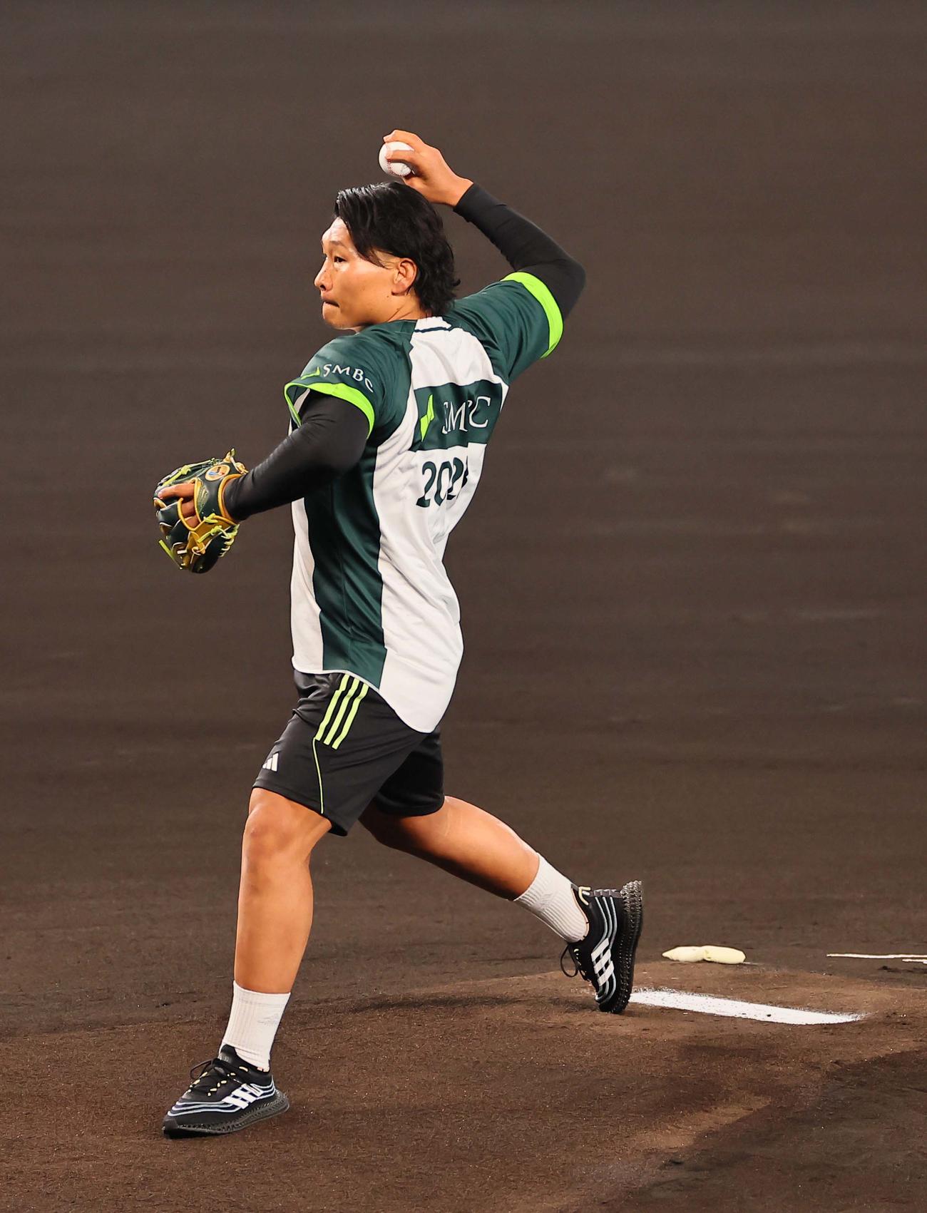 日本シリーズ第4戦　阪神対オリックス　始球式をつとめるすラグビー日本代表・稲垣（撮影・上田博志）