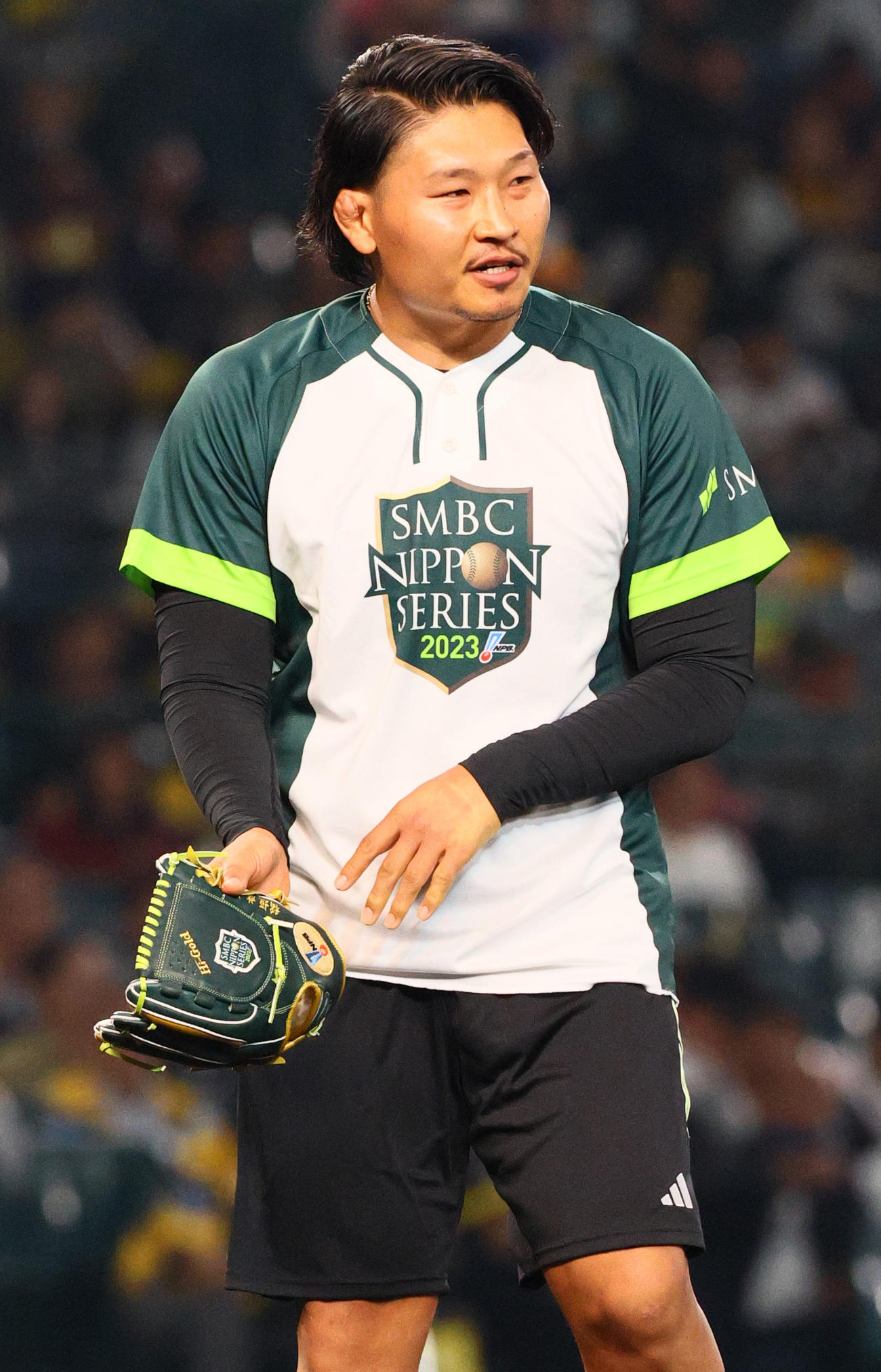 阪神対オリックス　始球式を行ったラグビー日本代表の稲垣（撮影・上山淳一）