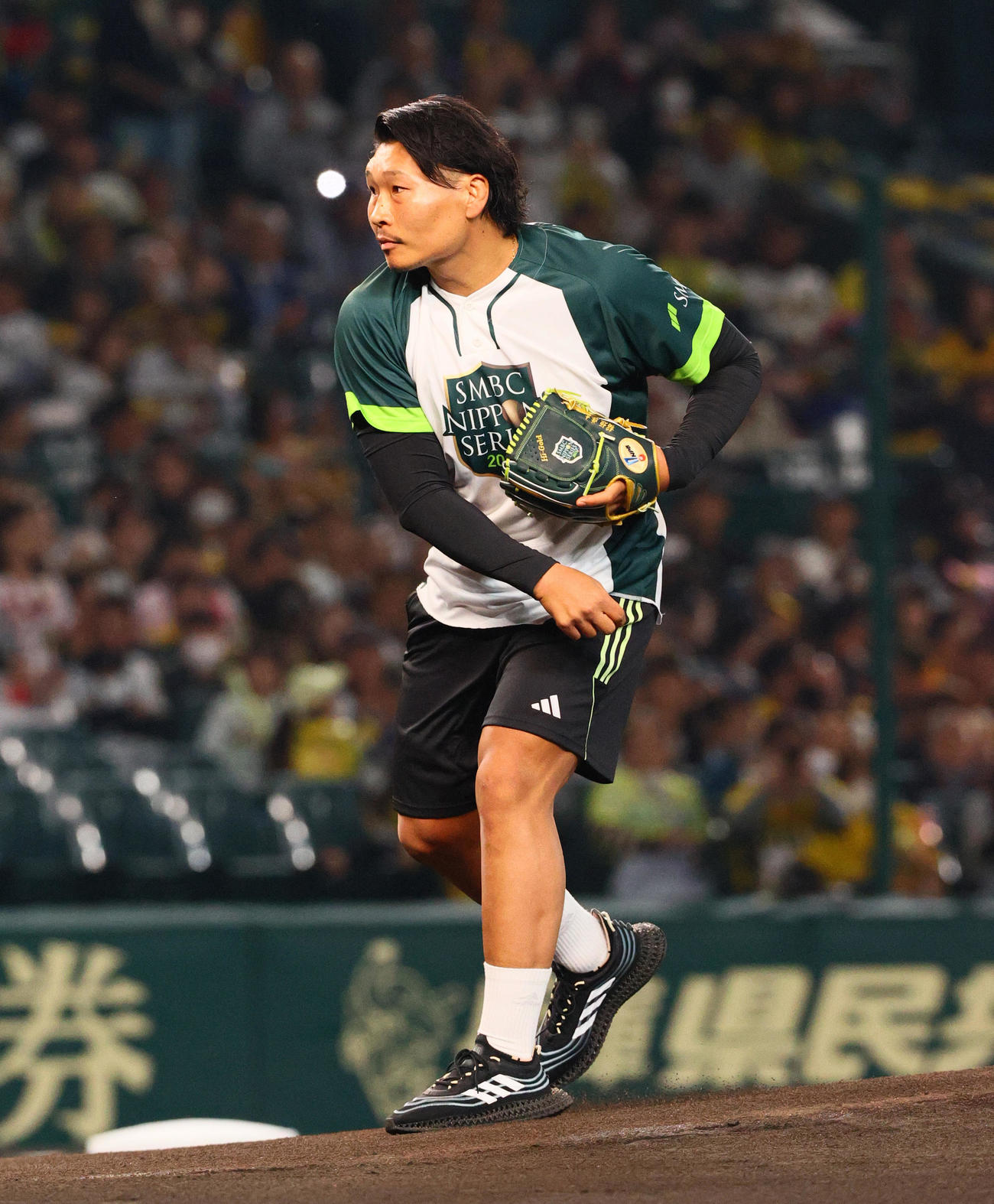 阪神対オリックス　始球式するラグビー日本代表の稲垣（撮影・上山淳一）