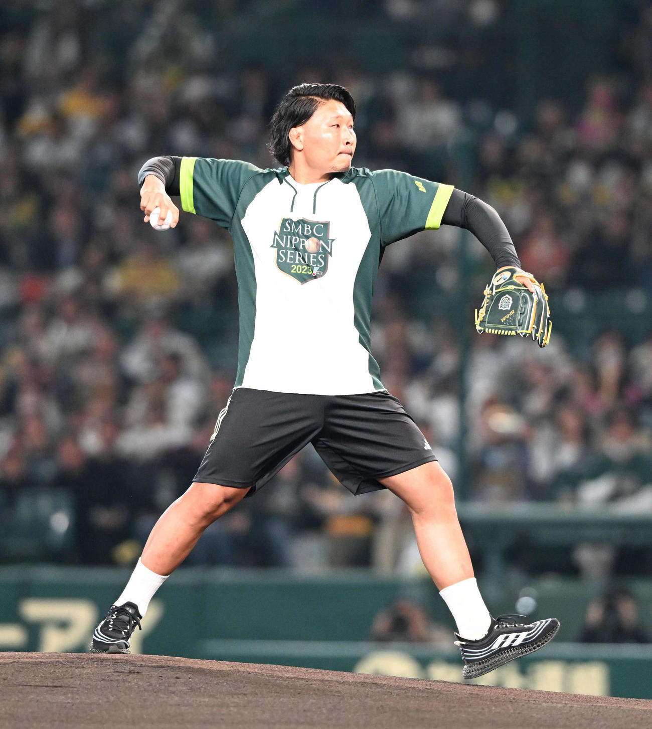阪神対オリックス　始球式を務めるラグビーの稲垣（撮影・和賀正仁）