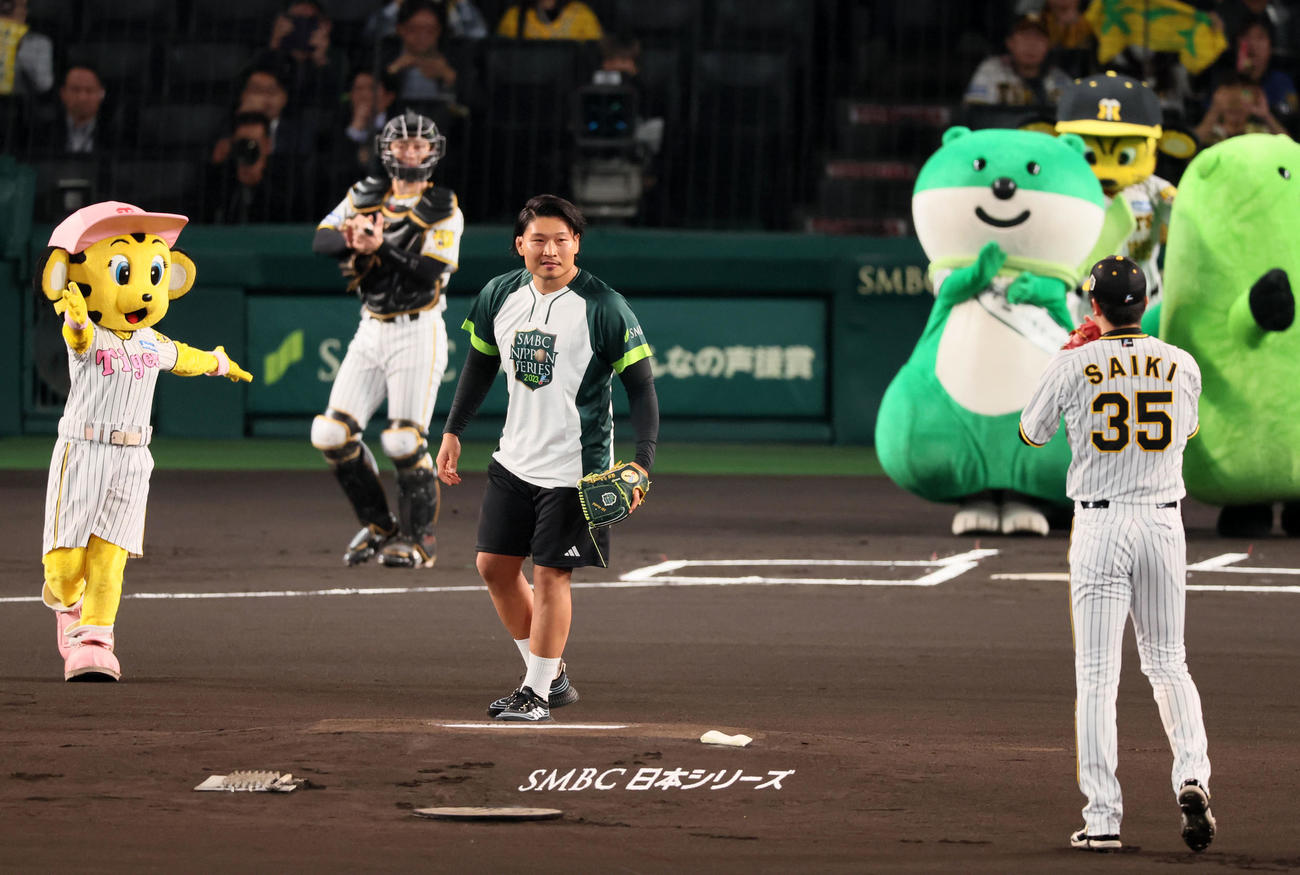 阪神対オリックス　始球式を行うラグビー日本代表の稲垣啓太（撮影・加藤哉）