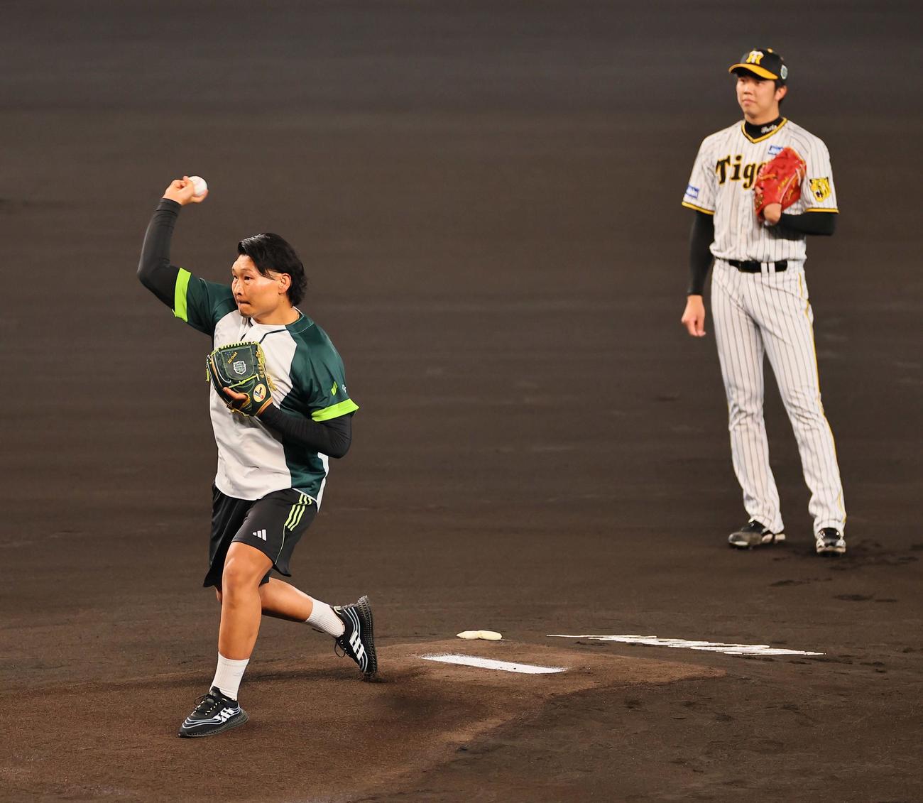 日本シリーズ第4戦　阪神対オリックス　始球式をつとめるラグビー日本代表・稲垣（撮影・上田博志）