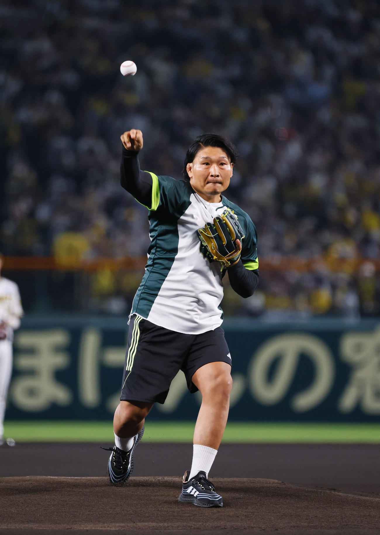 阪神対オリックス　始球式を務めるラグビー日本代表の稲垣（撮影・藤尾明華）