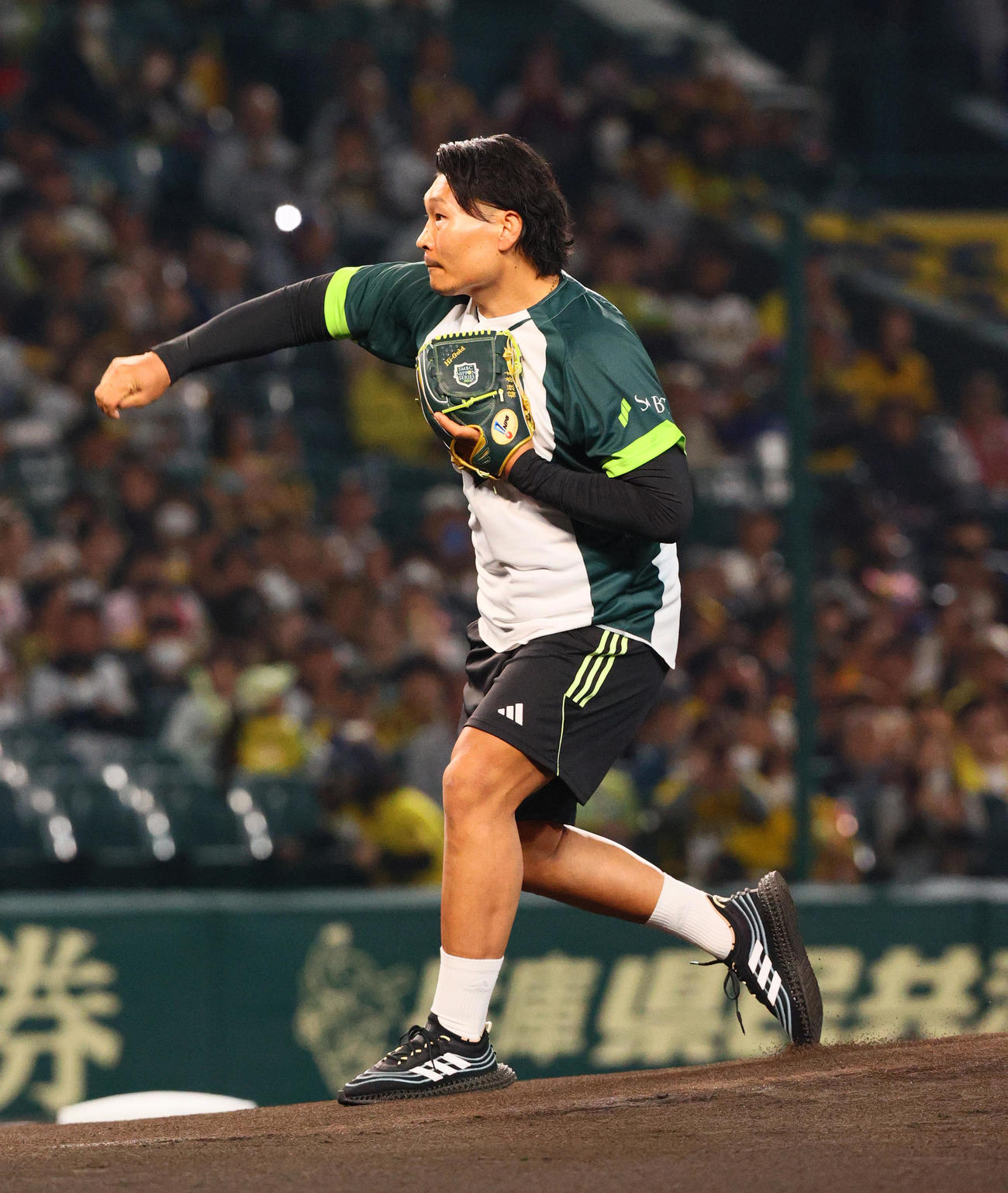 阪神対オリックス　始球式するラグビー日本代表の稲垣（撮影・上山淳一）
