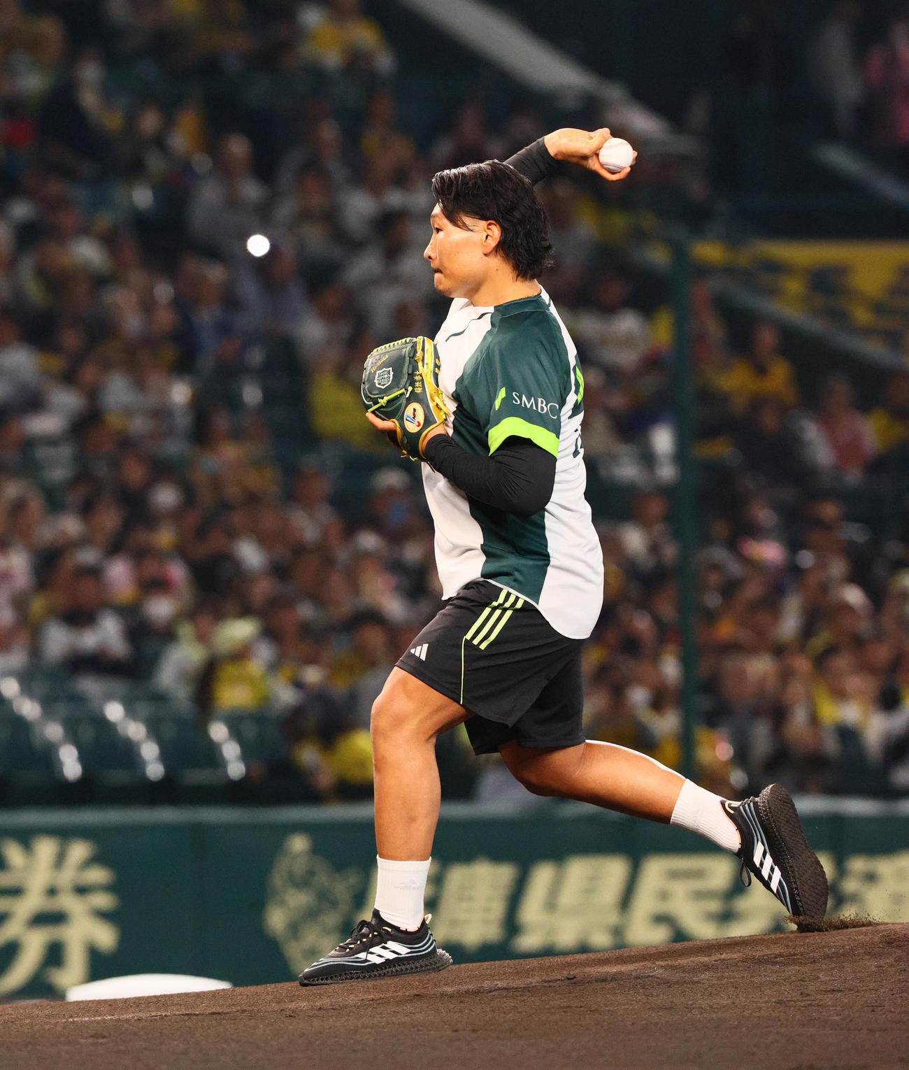 阪神対オリックス　始球式するラグビー日本代表の稲垣（撮影・上山淳一）