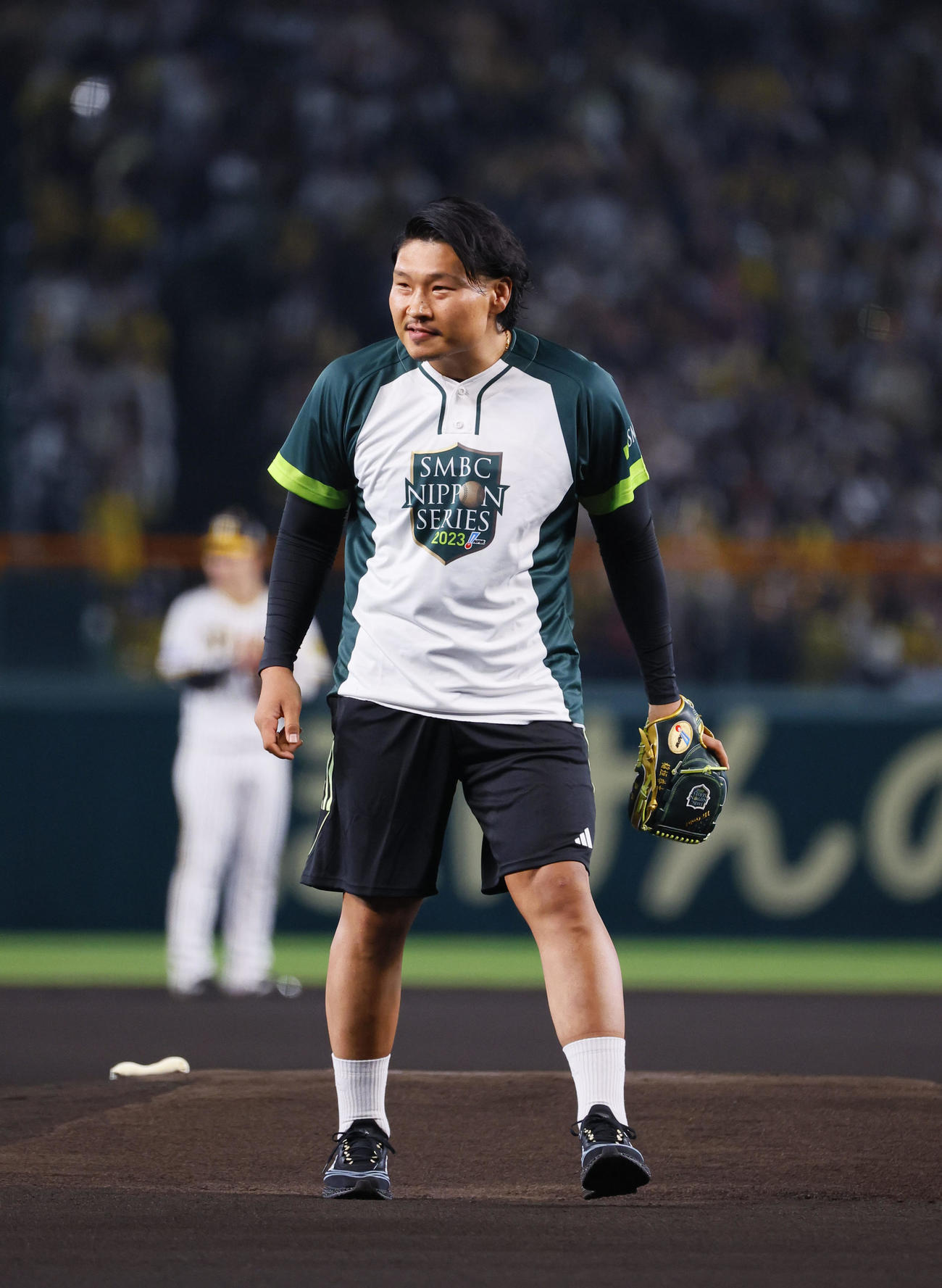 阪神対オリックス　始球式を務めたラグビー日本代表の稲垣（撮影・藤尾明華）