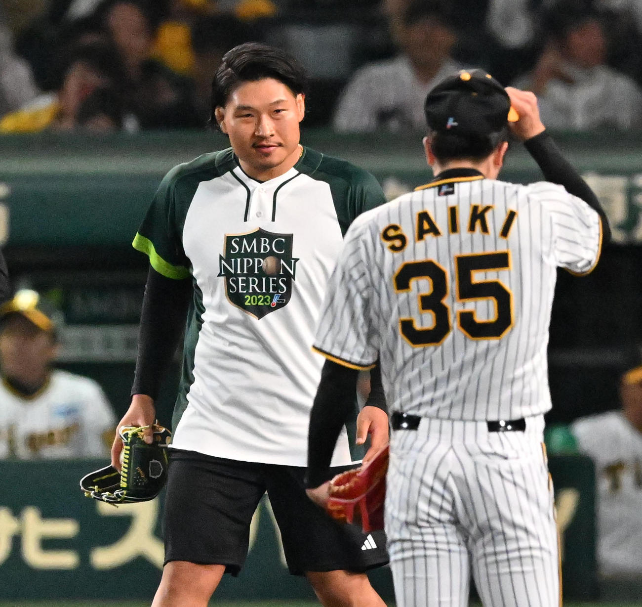 阪神対オリックス　始球式を務めるラグビー日本代表稲垣啓太（左）（撮影・石井愛子）