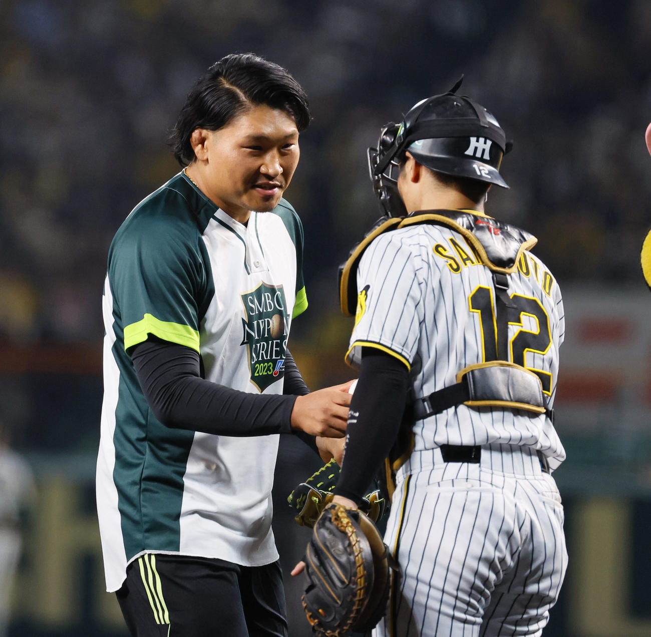 阪神対オリックス　始球式を務めたラグビー日本代表の稲垣（撮影・藤尾明華）