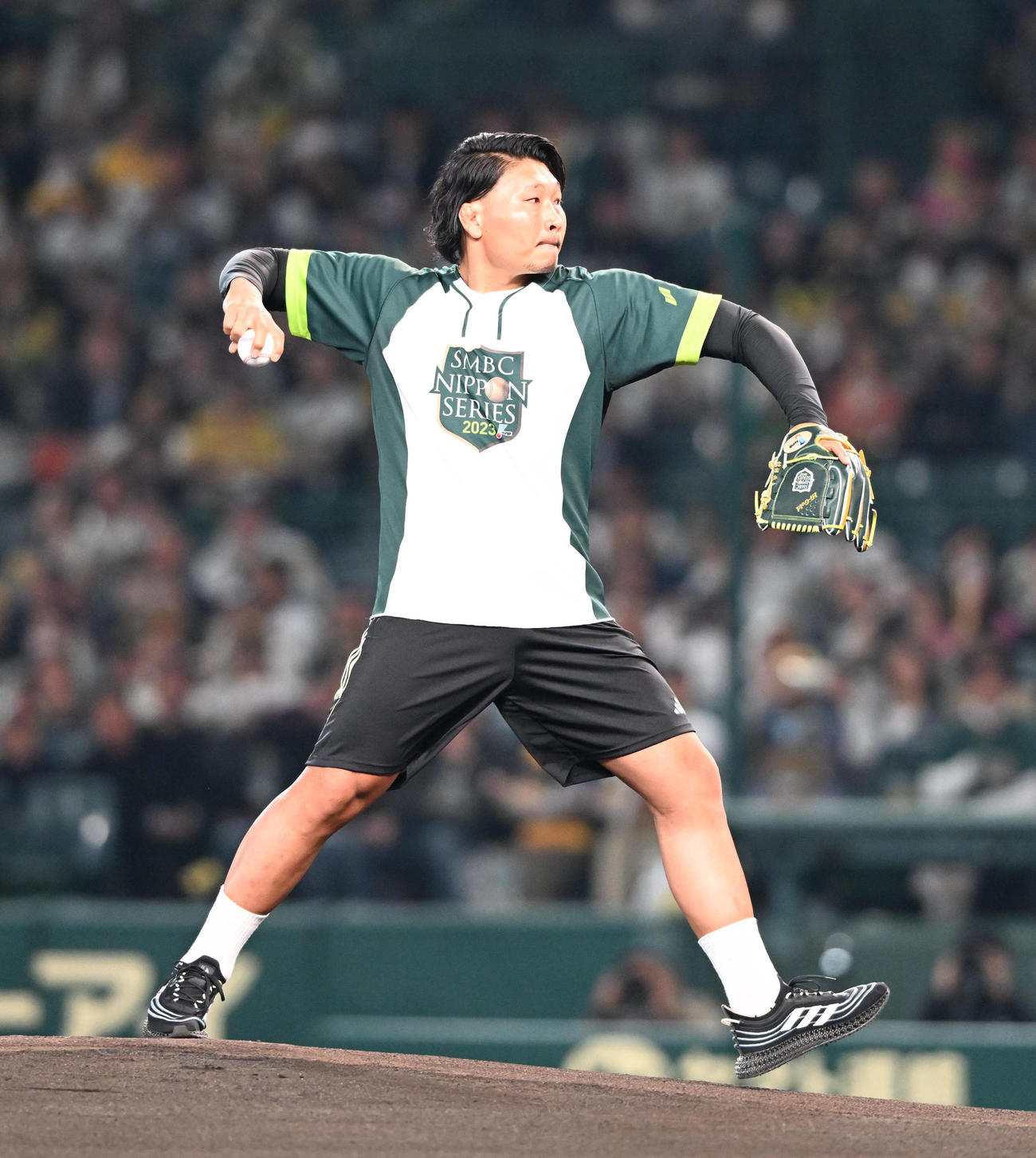 阪神対オリックス　始球式を務めるラグビーの稲垣（撮影・和賀正仁）
