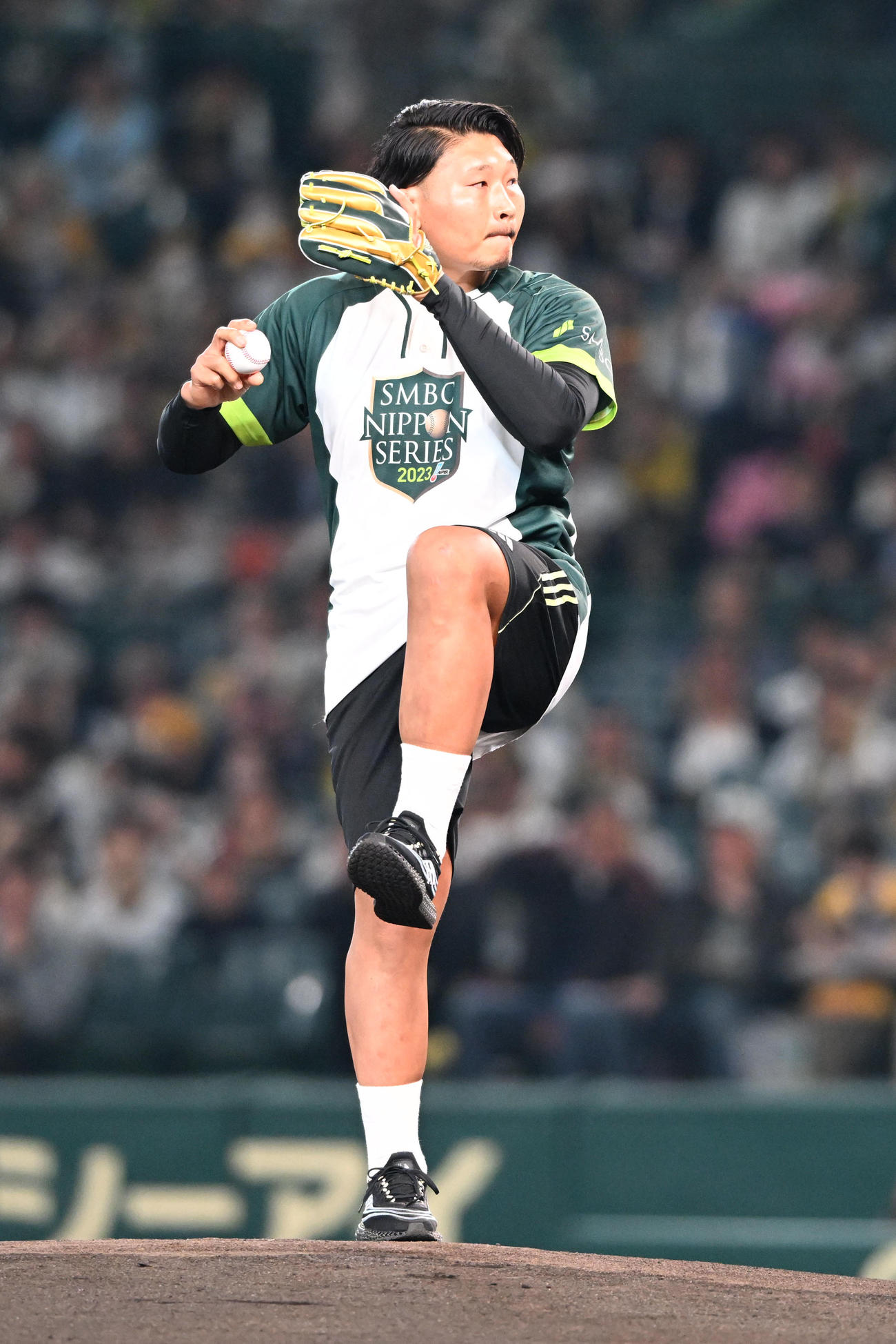 阪神対オリックス　始球式を務めるラグビーの稲垣（撮影・和賀正仁）