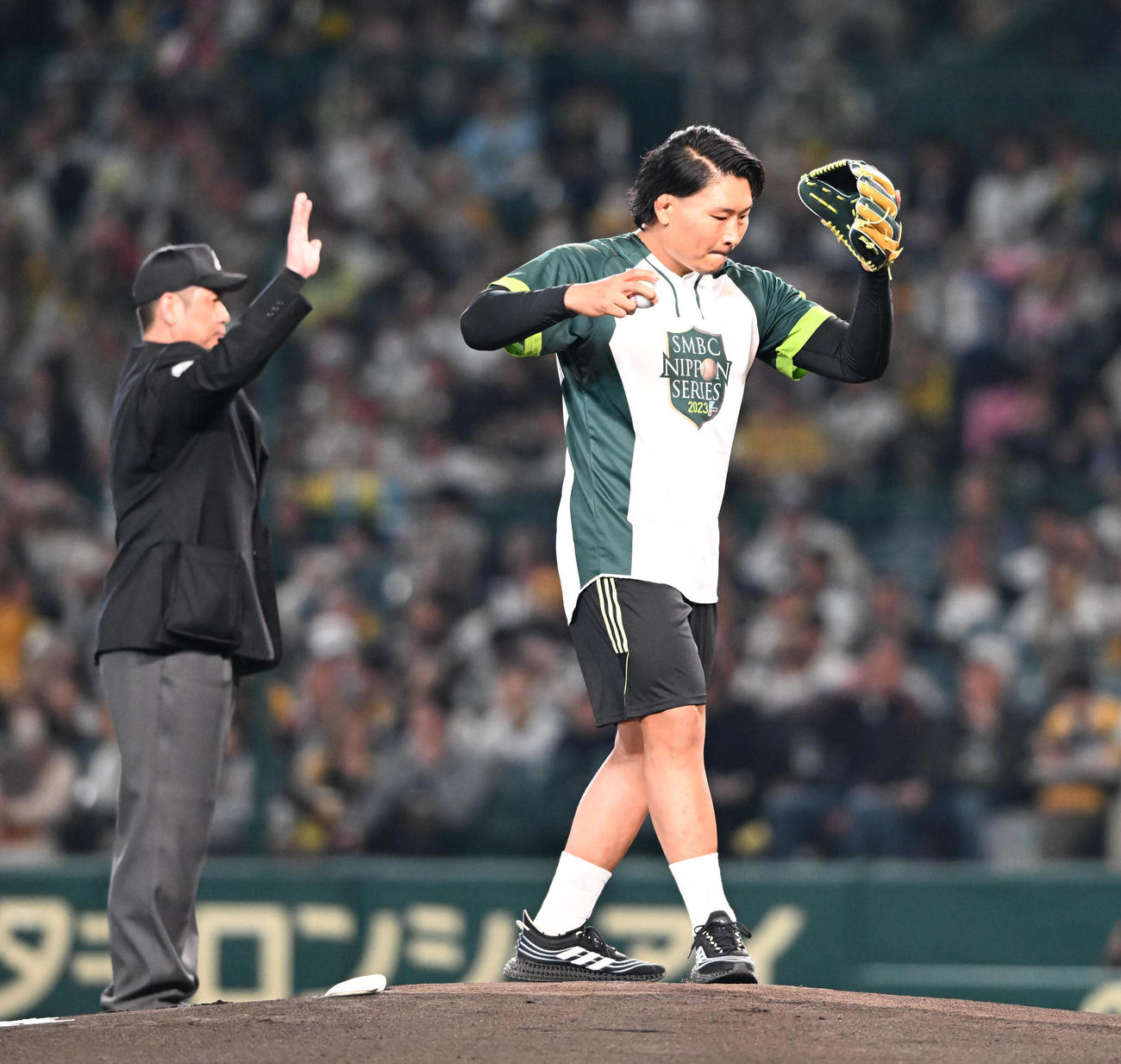 阪神対オリックス　始球式を務めるラグビーの稲垣（撮影・和賀正仁）