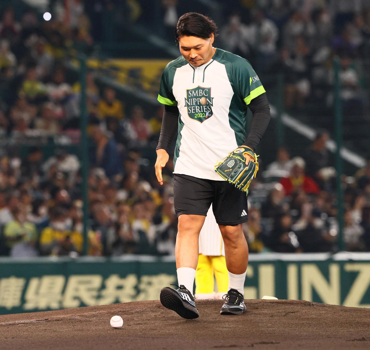 阪神対オリックス　始球式する直前に球を落とすラグビー日本代表の稲垣（撮影・上山淳一）