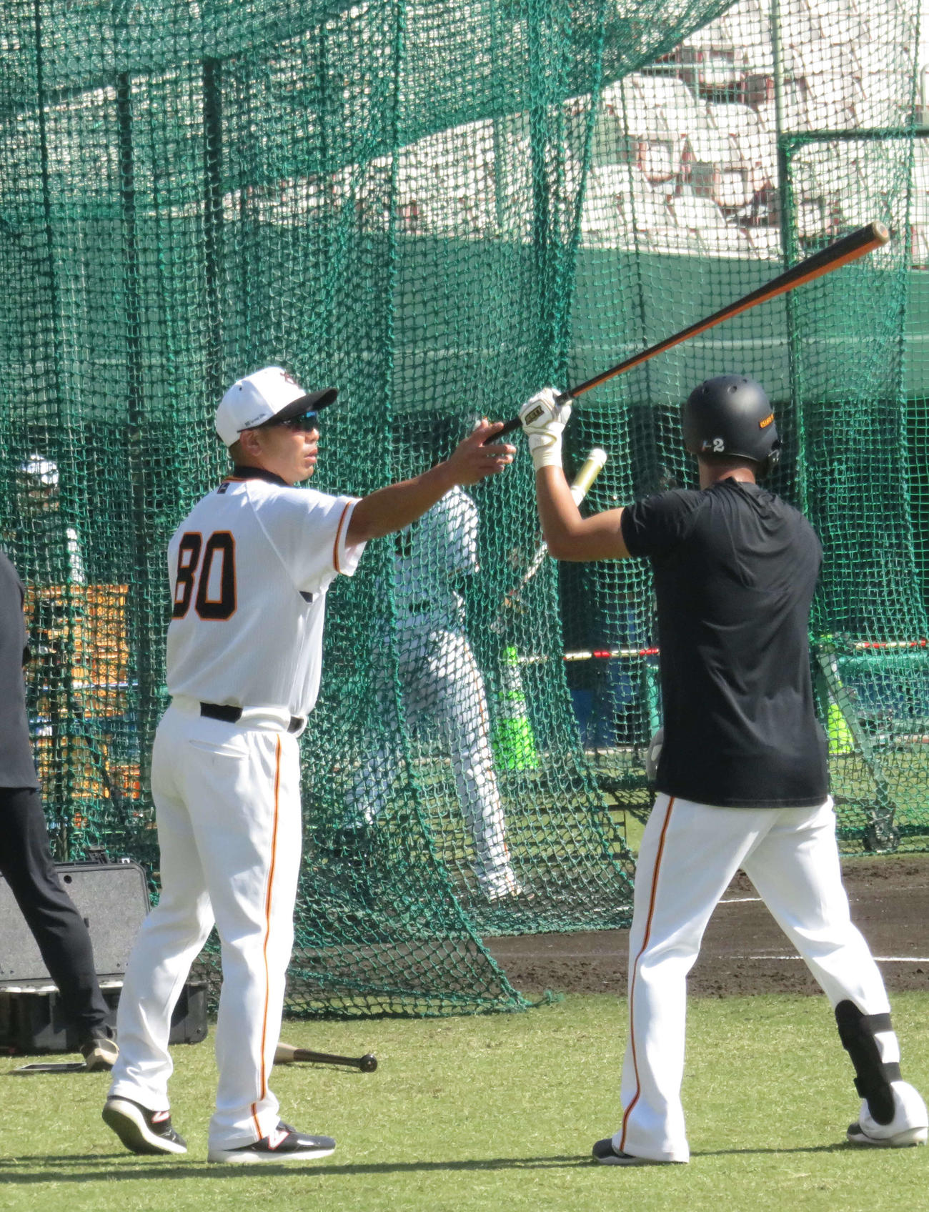 巨人吉川（右）に指導する阿部新監督