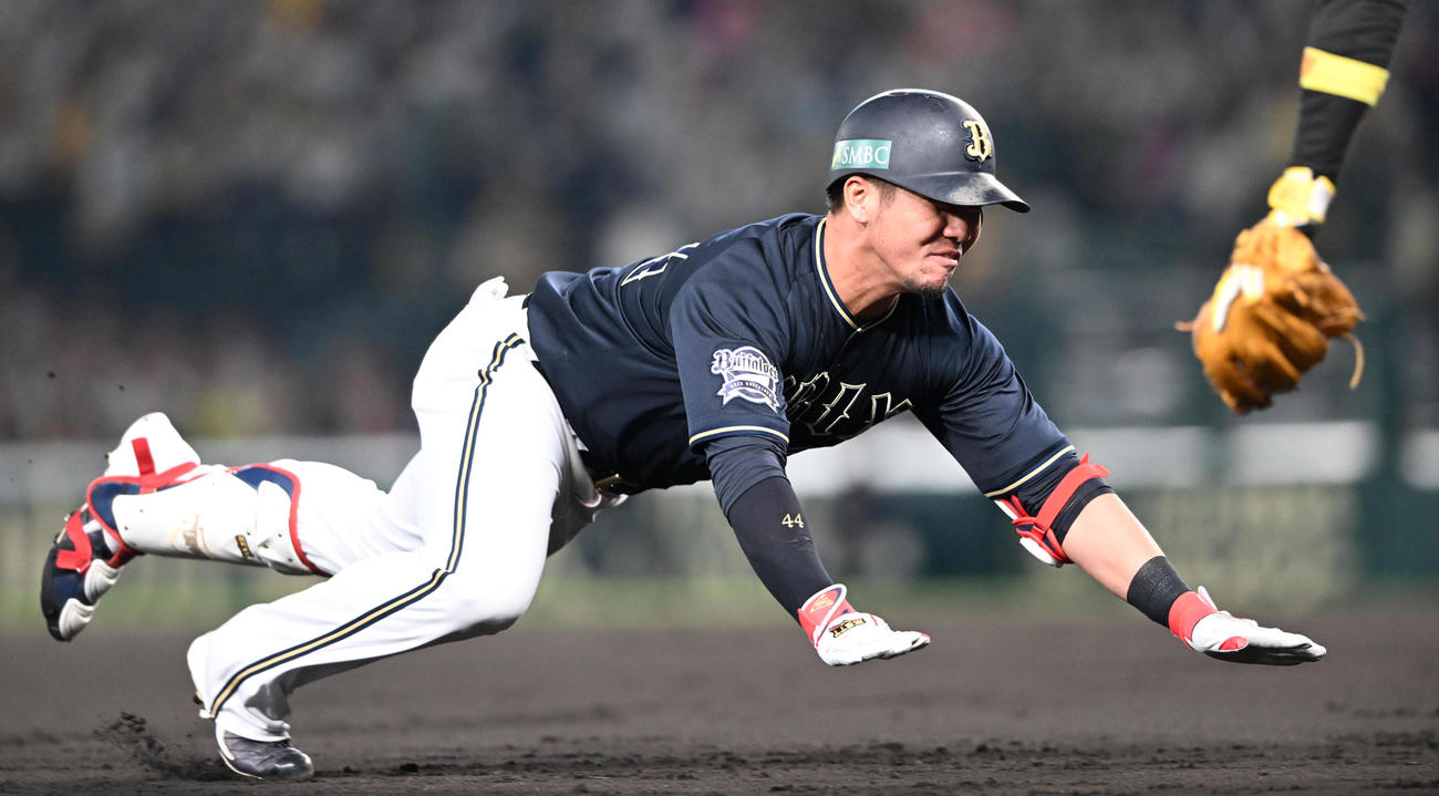 阪神対オリックス　2回表オリックス無死、中越え三塁打を放った頓宮はヘッドスライディング（撮影・和賀正仁）
