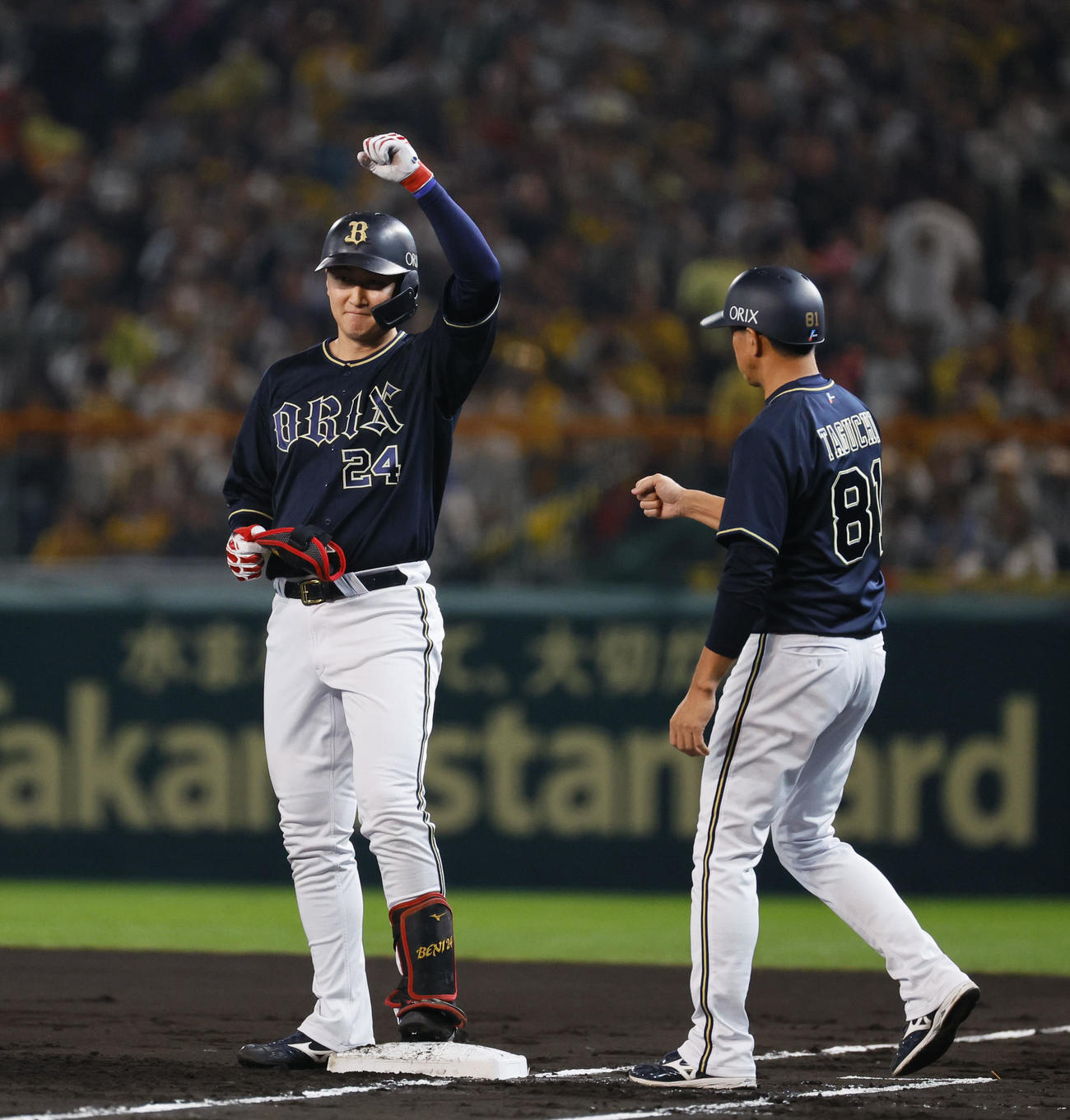 阪神対オリックス　2回表オリックス1死三塁、右前適時打を放ちガッツポーズをする紅林（撮影・藤尾明華）