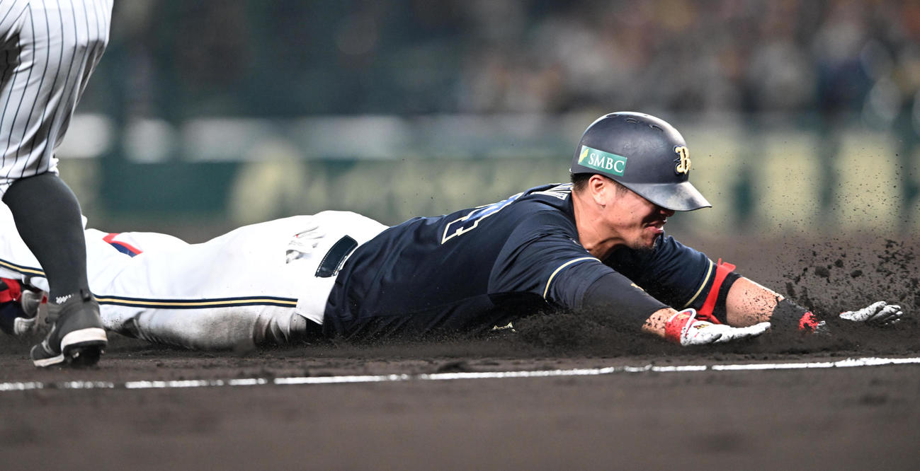 阪神対オリックス　2回表オリックス無死、中越え三塁打を放った頓宮はヘッドスライディング（撮影・和賀正仁）