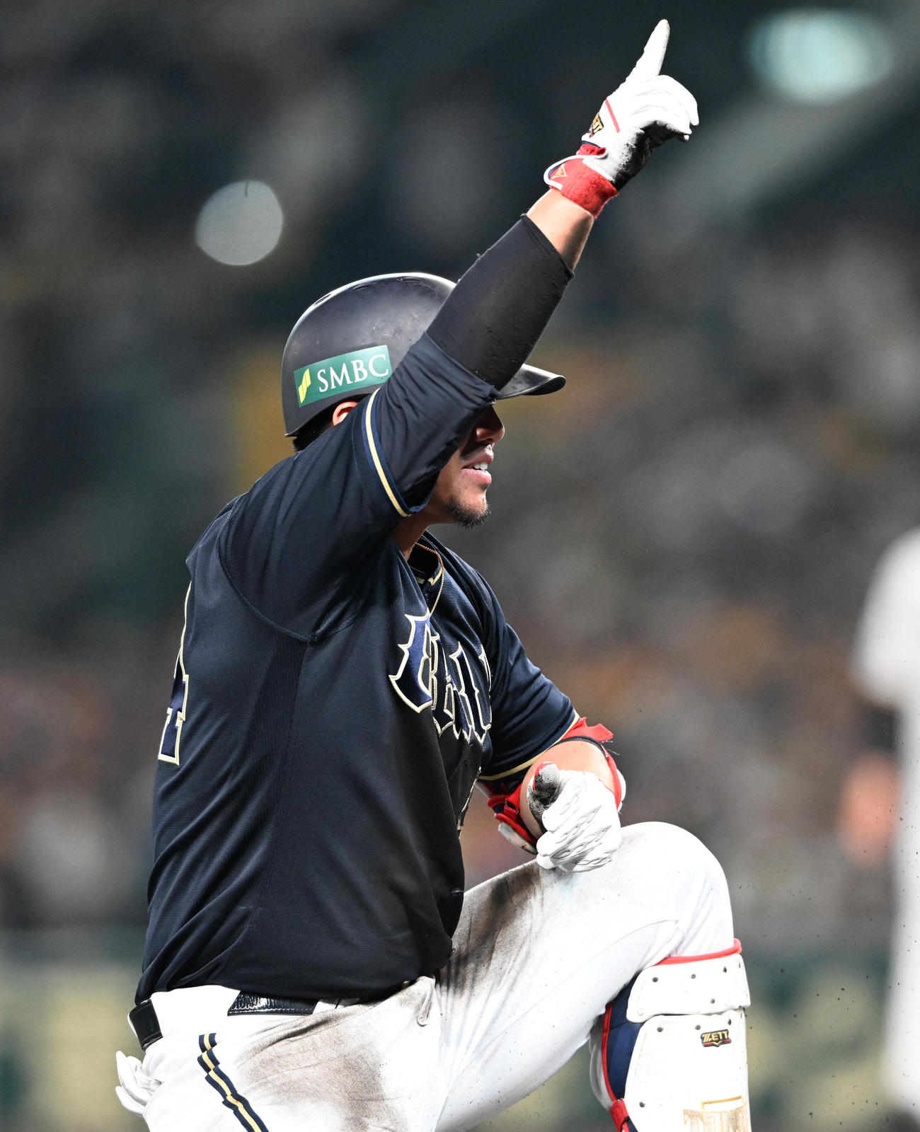 阪神対オリックス　2回表オリックス無死、中越え三塁打を放った頓宮はヘッドスライディング（撮影・和賀正仁）