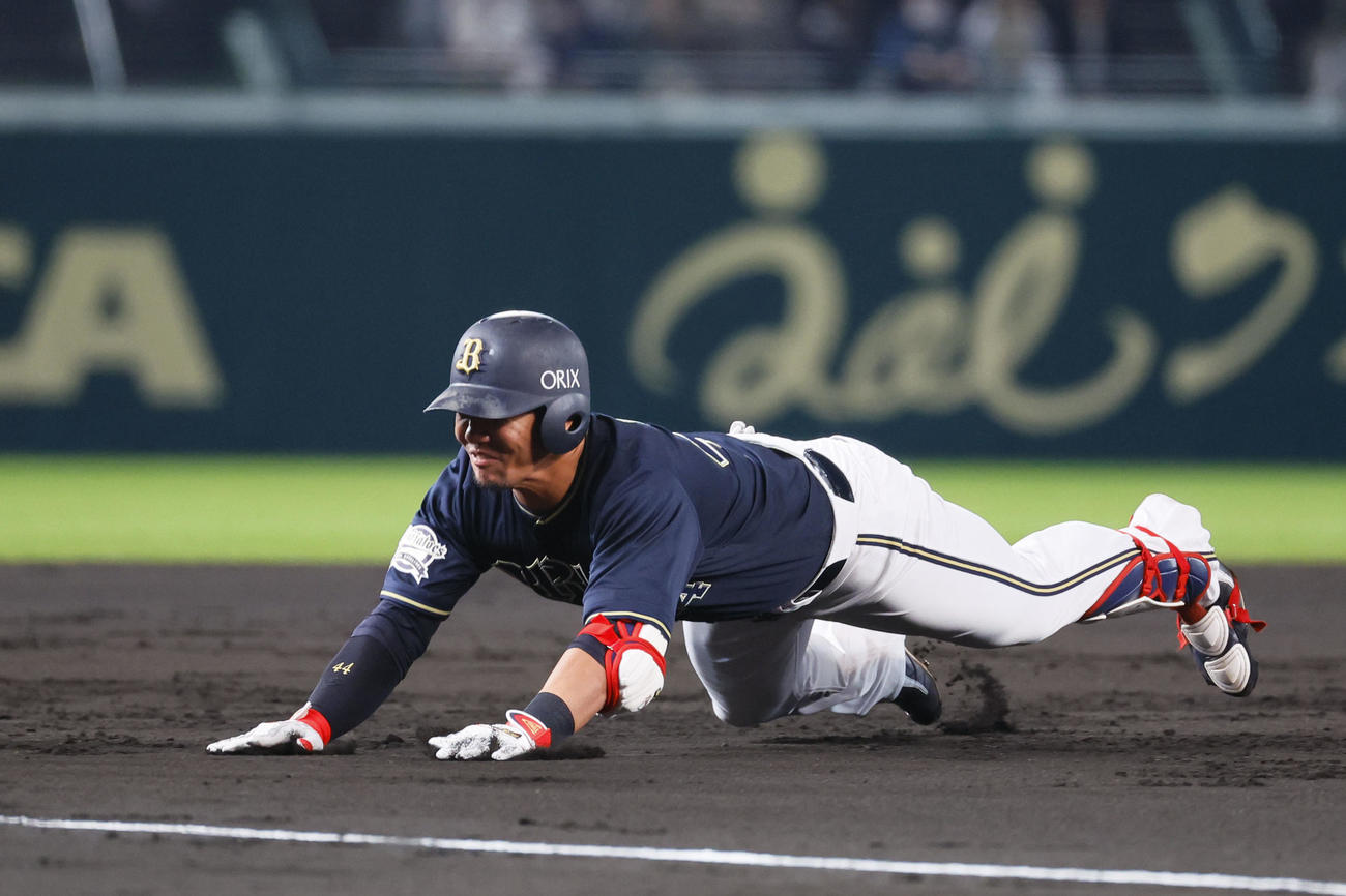 阪神対オリックス　2回表オリックス無死、三塁打を放ち滑り込む頓宮（撮影・藤尾明華）