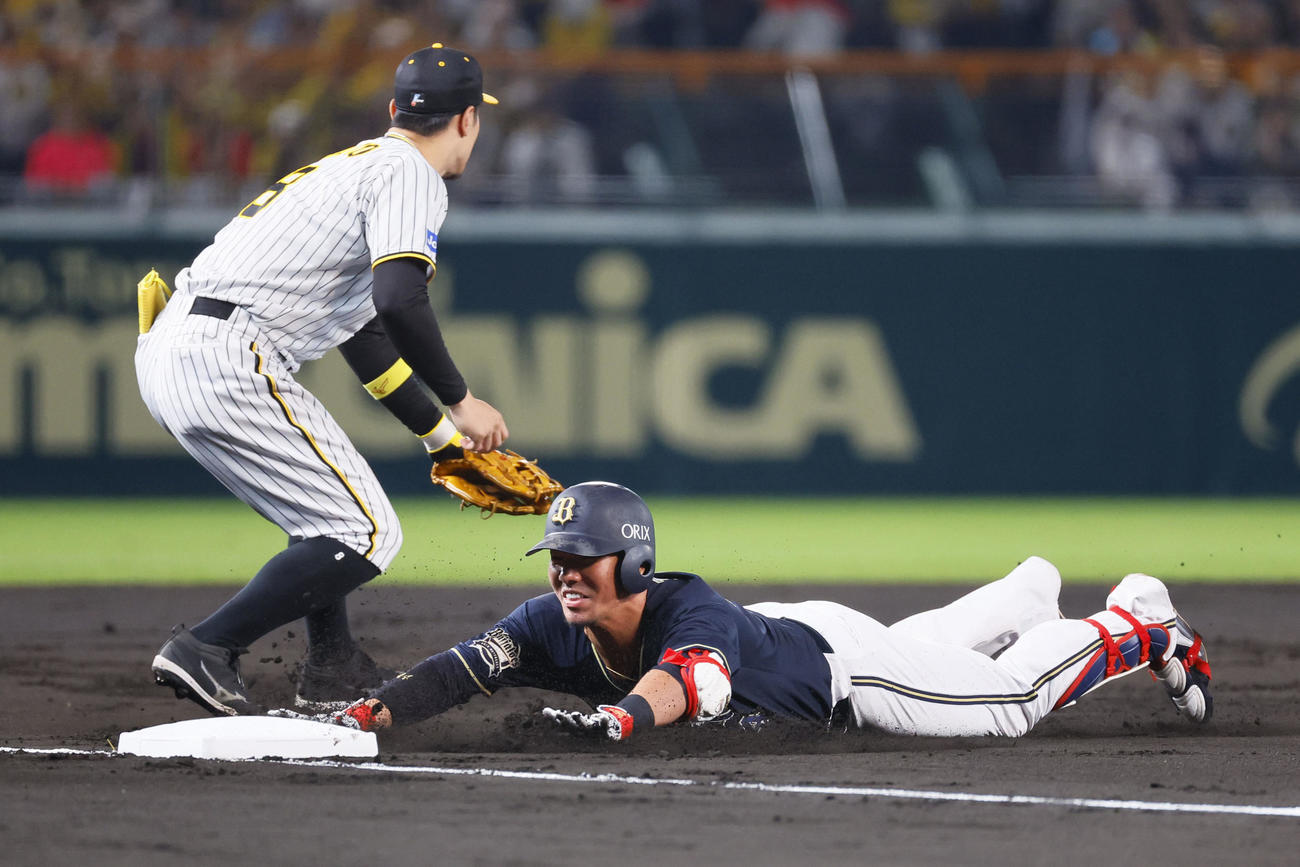 阪神対オリックス　2回表オリックス無死、三塁打を放ち滑り込む頓宮（撮影・藤尾明華）