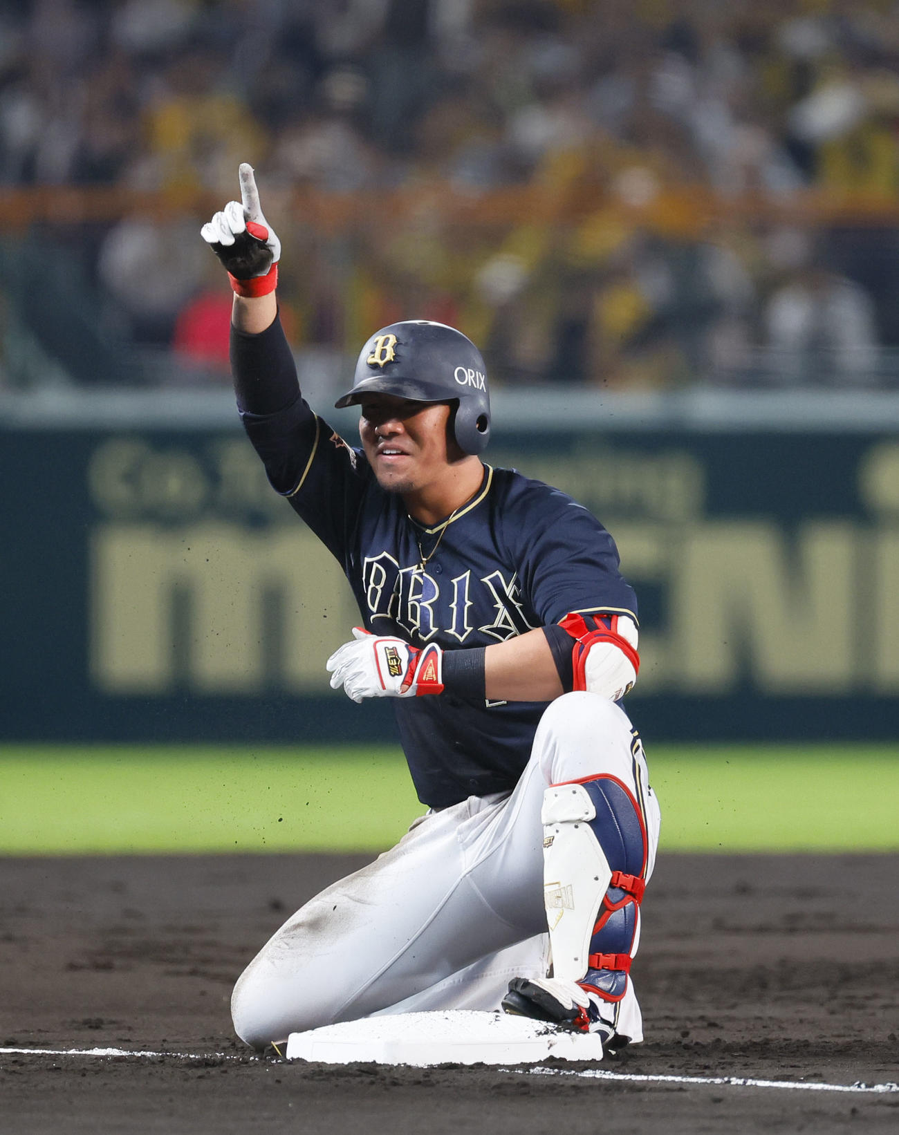 阪神対オリックス　2回表オリックス無死、三塁打を放ちポーズをとる頓宮（撮影・藤尾明華）
