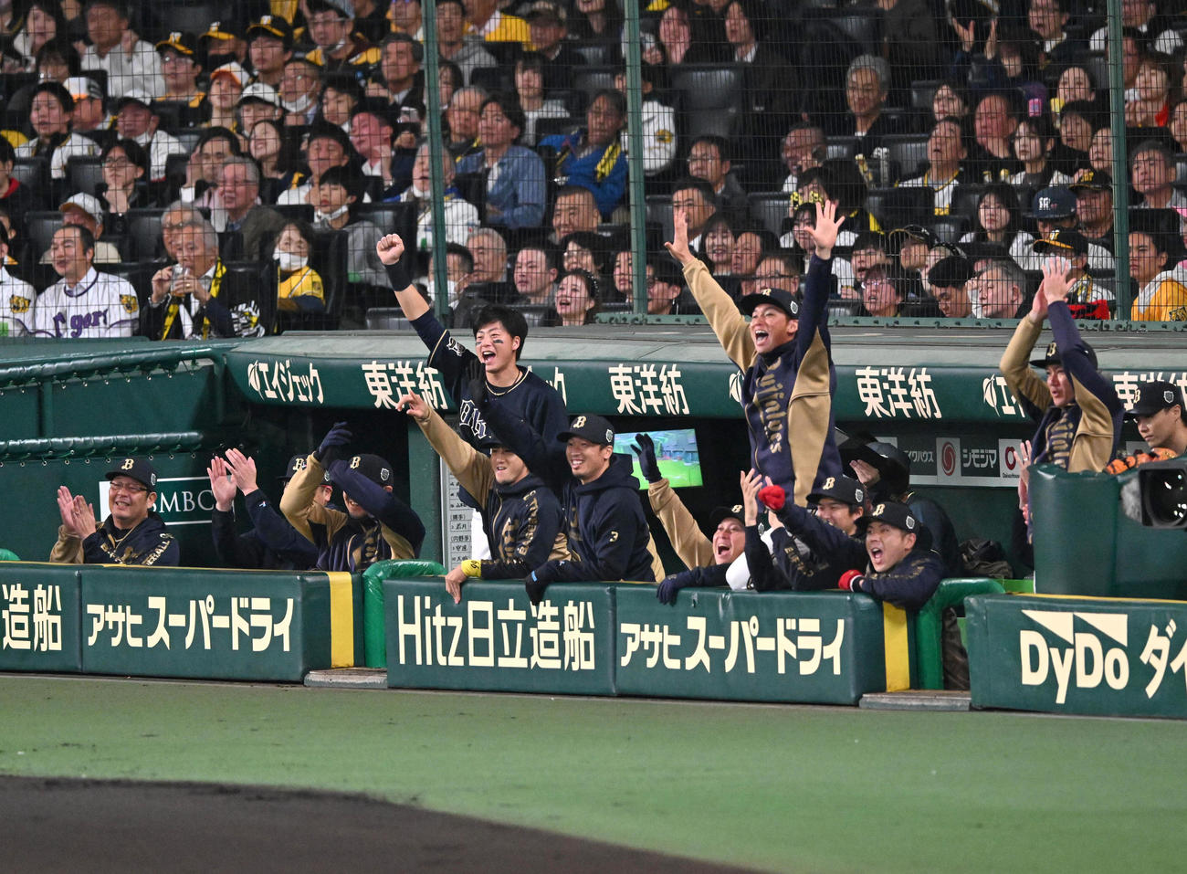 阪神対オリックス　2回表オリックス無死、頓宮の中越え三塁打に喜ぶオリックスナイン（撮影・石井愛子）