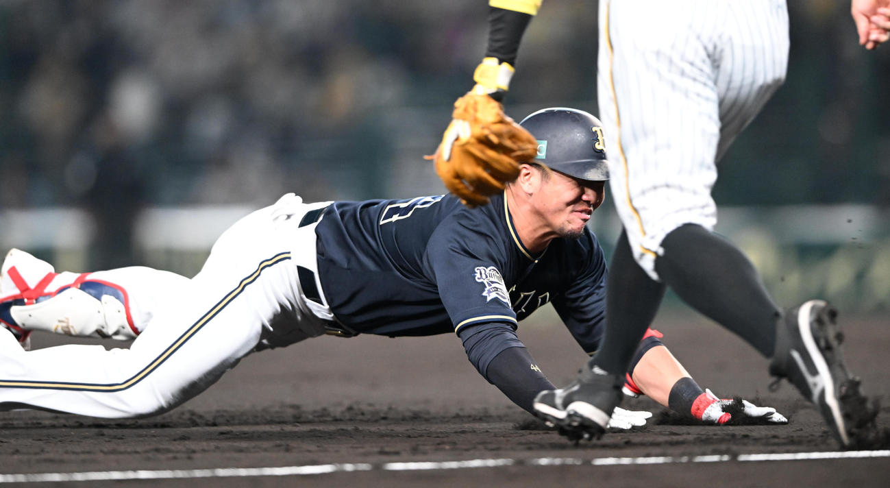 阪神対オリックス　2回表オリックス無死、中越え三塁打を放った頓宮はヘッドスライディング（撮影・和賀正仁）