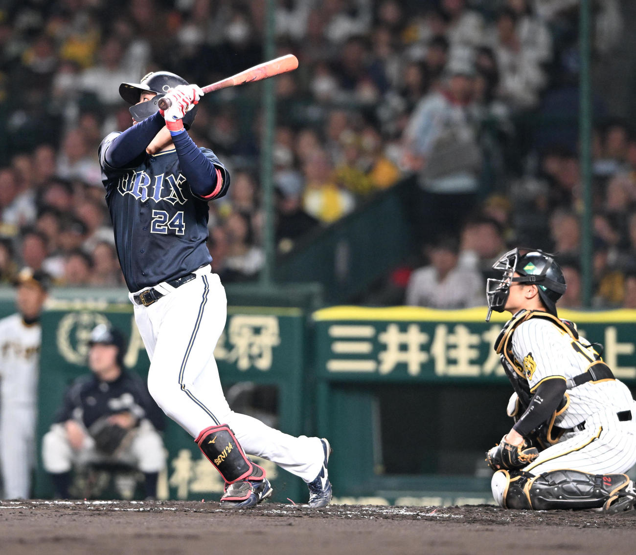阪神対オリックス　2回表オリックス1死三塁、右前適時打を放つ紅林（撮影・和賀正仁）