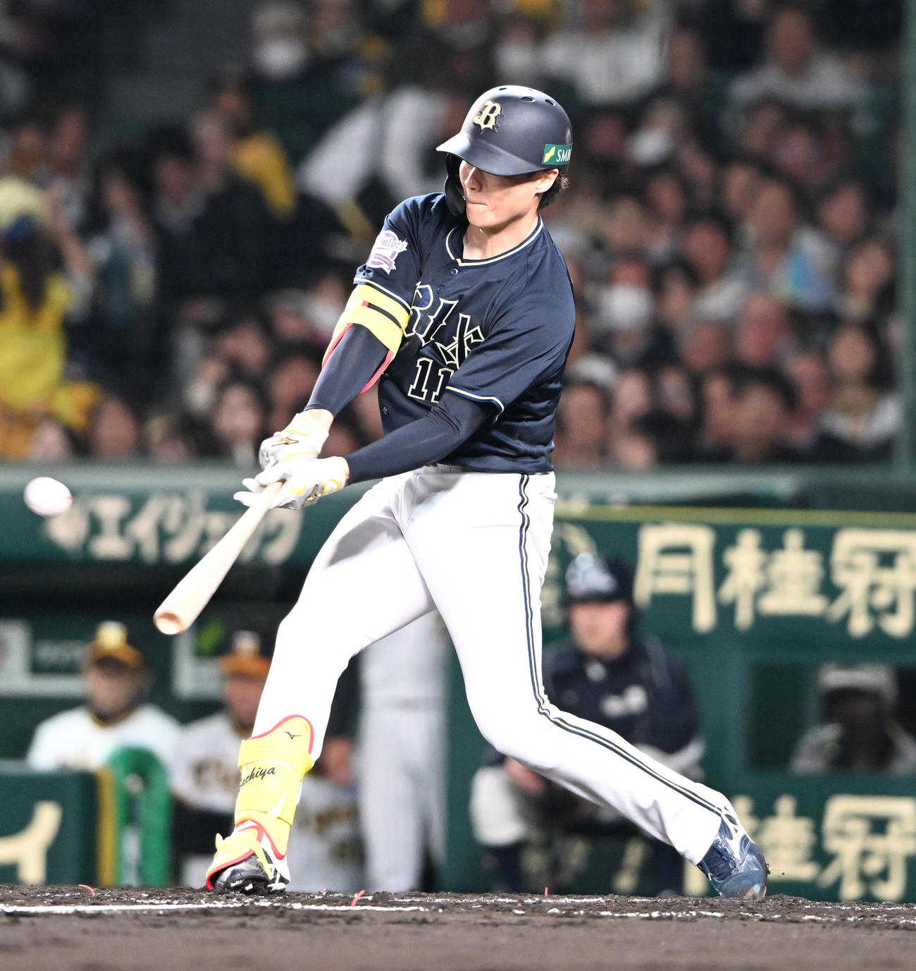 阪神対オリックス　2回表オリックス2死一、二塁、右飛に倒れた山崎福（撮影・和賀正仁）