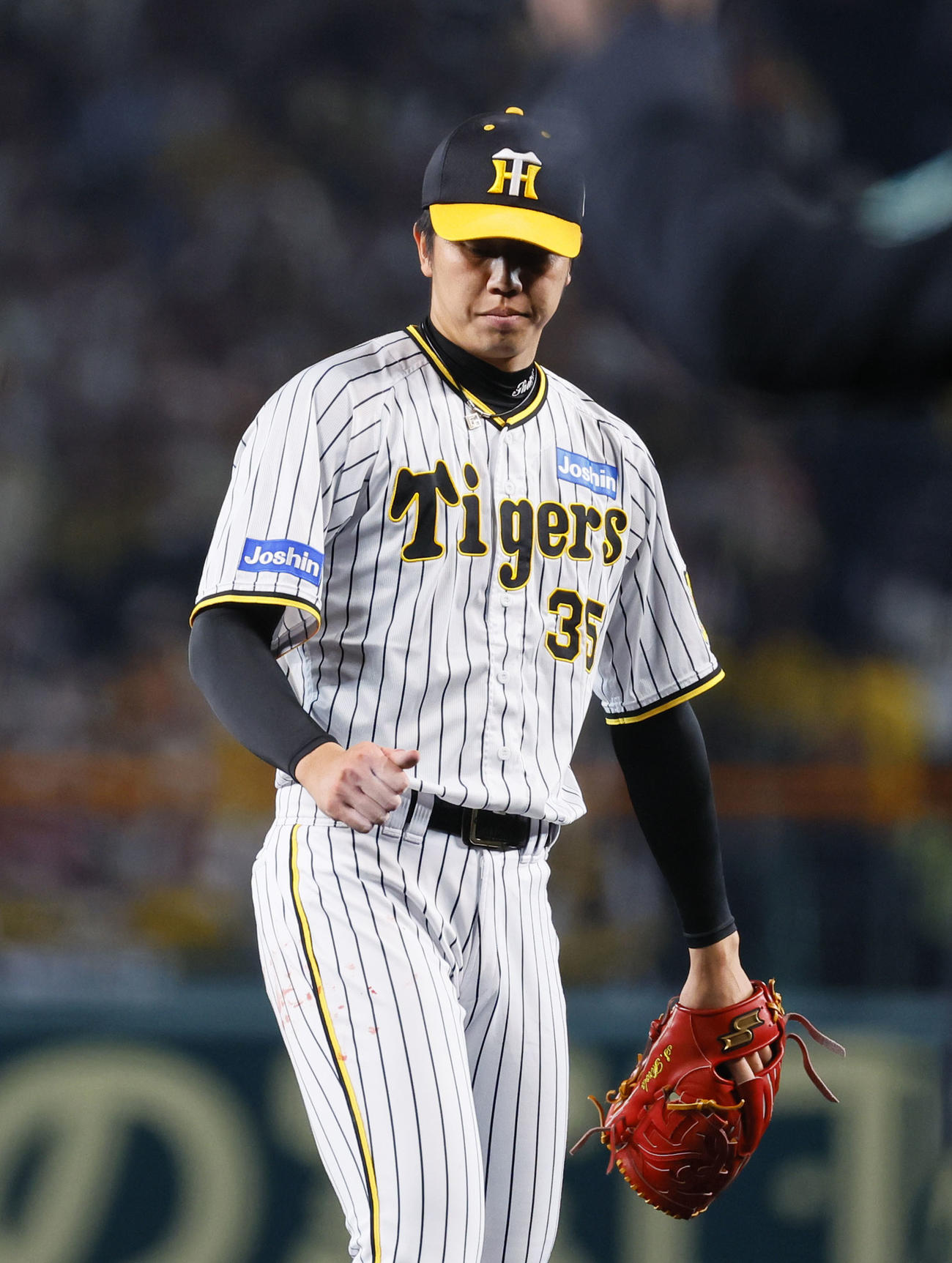 阪神対オリックス　2回、右手の親指を気にする阪神才木（撮影・藤尾明華）
