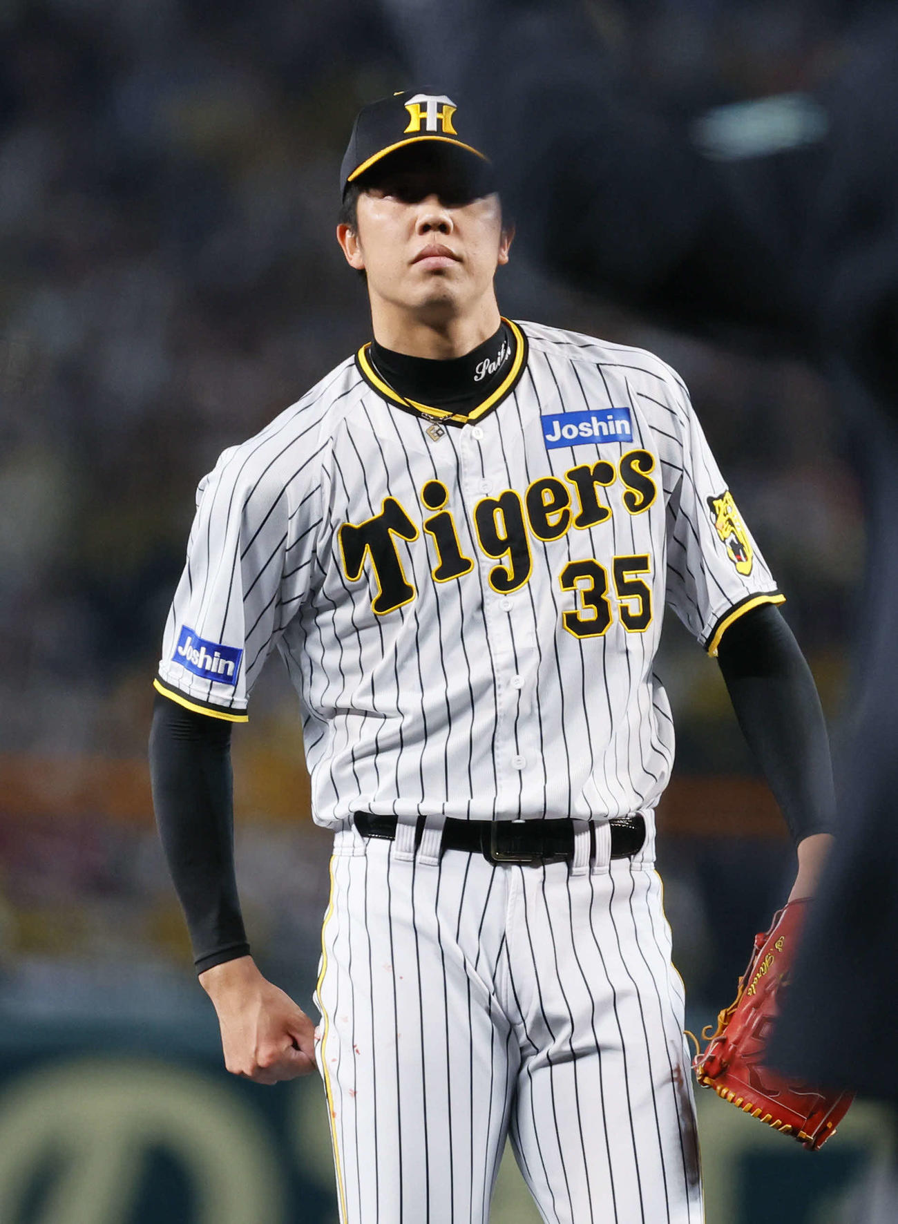 阪神対オリックス　2回、血が出る右手の親指をユニホームで拭く阪神才木（撮影・藤尾明華）