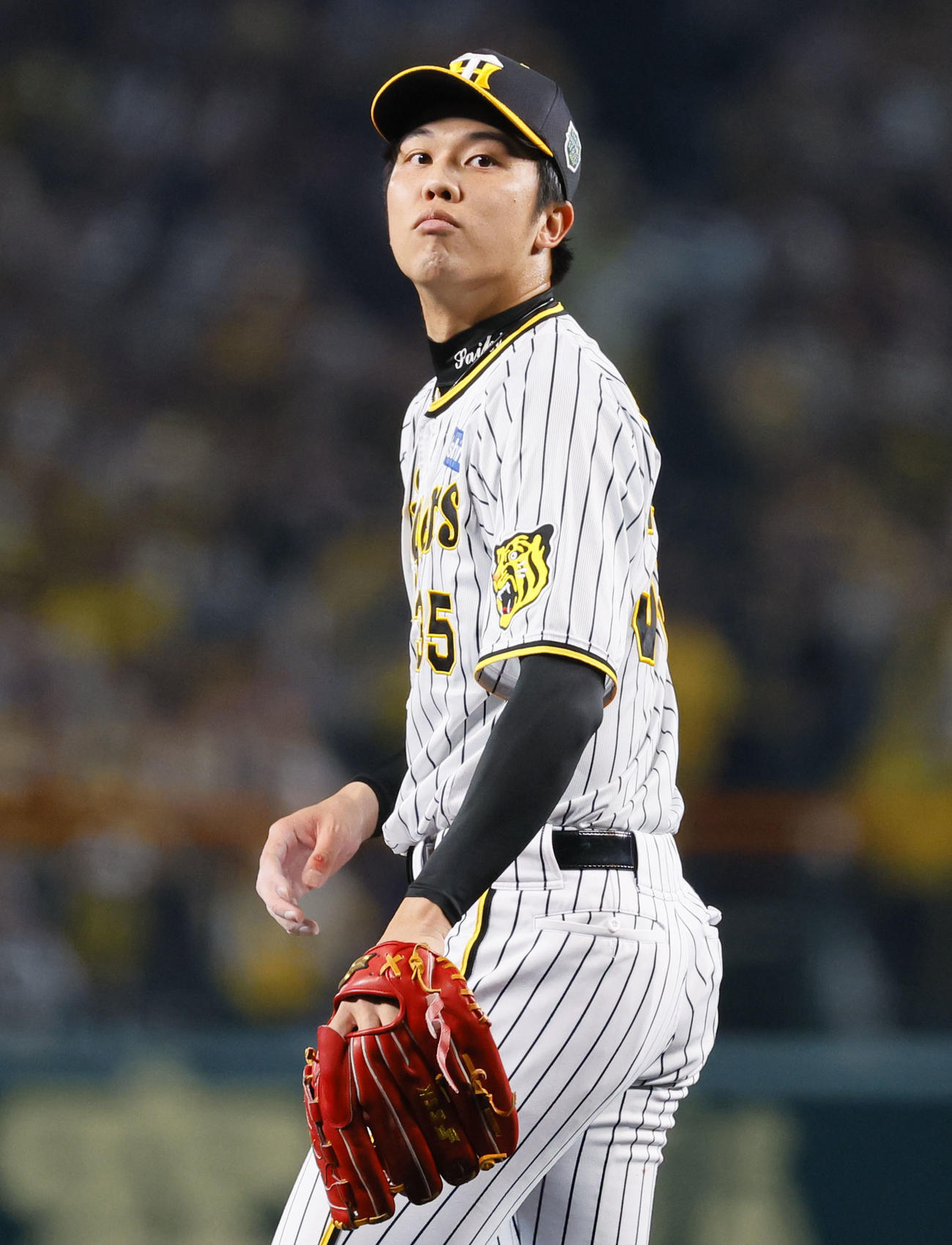阪神対オリックス　2回、右手の親指から血が出る阪神才木（撮影・藤尾明華）