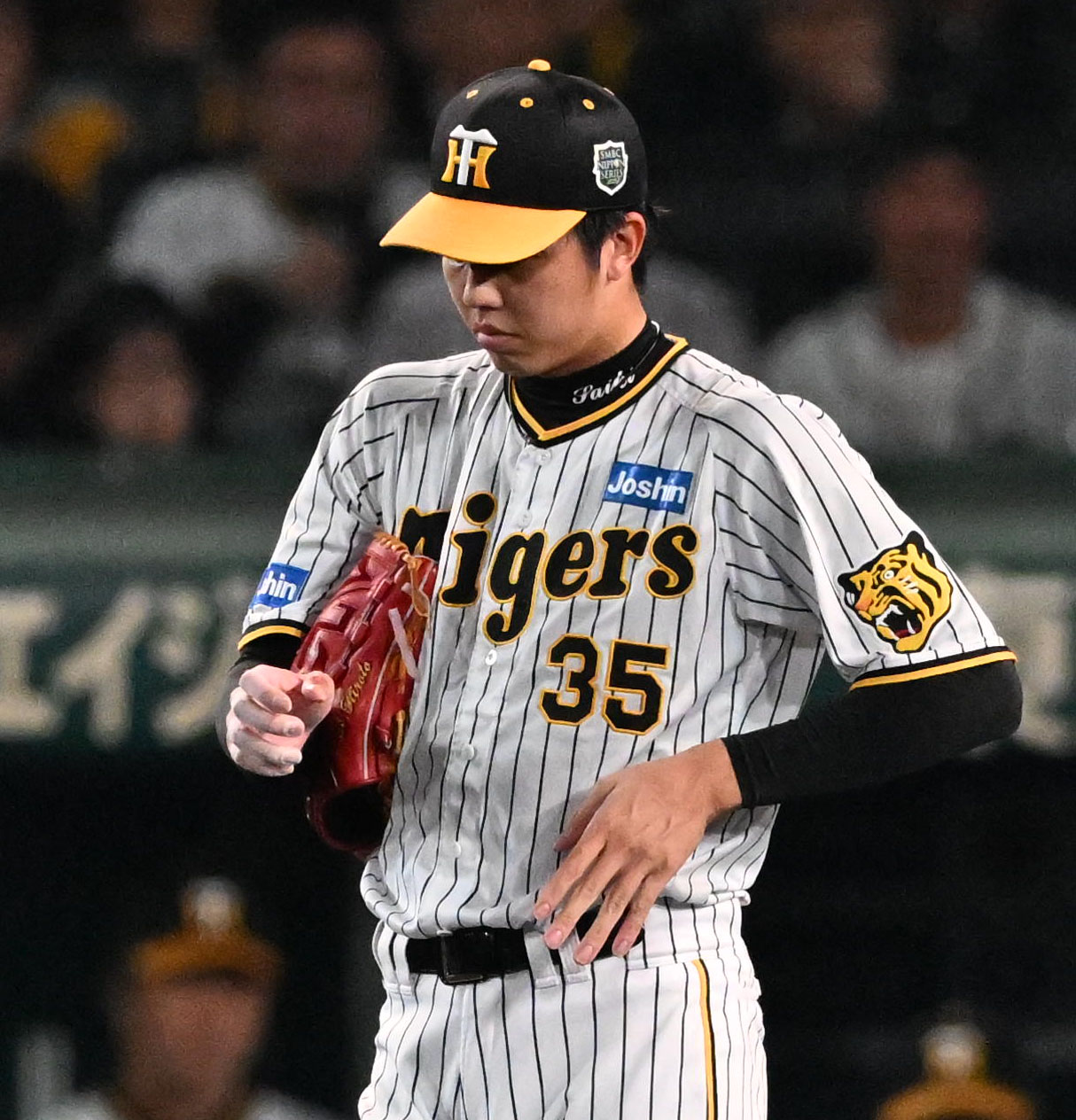 阪神対オリックス　2回裏オリックス2死一、二塁、指を気にする才木（撮影・石井愛子）