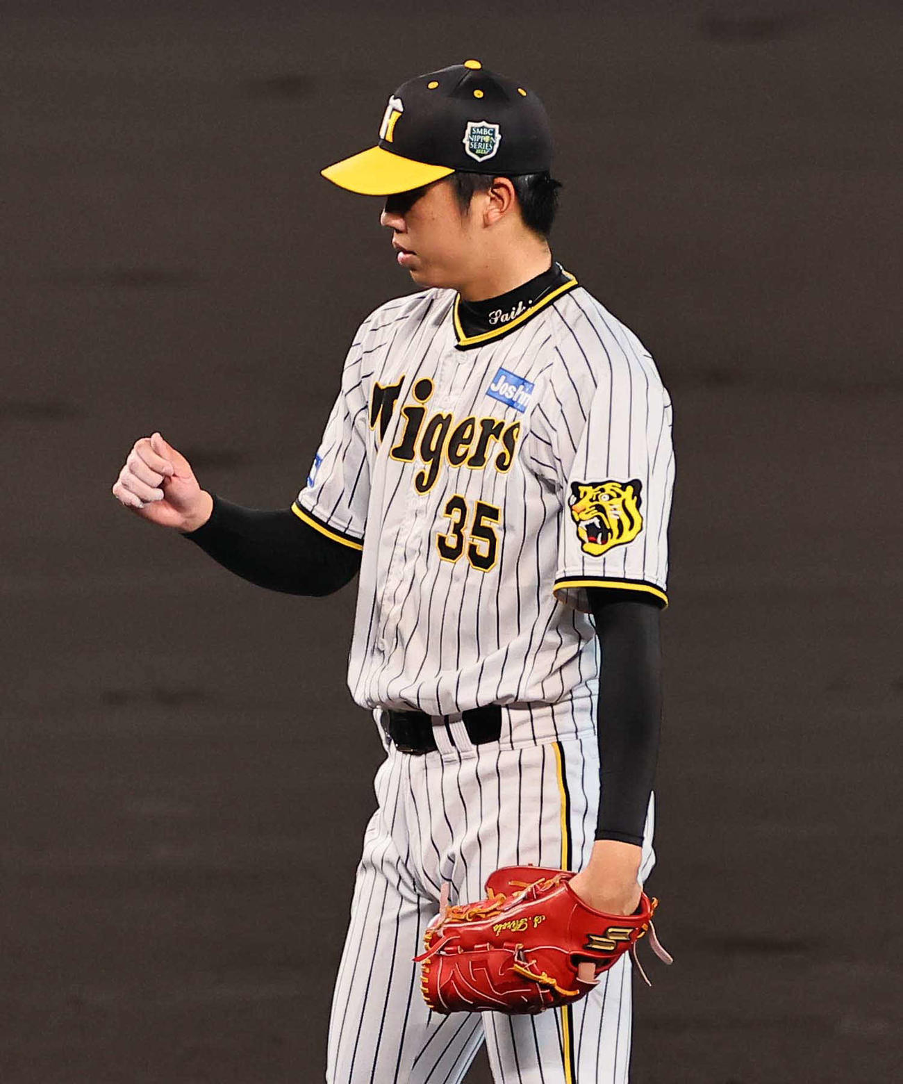 日本シリーズ第4戦　阪神対オリックス　血がにじむ親指を確認する才木（撮影・上田博志）
