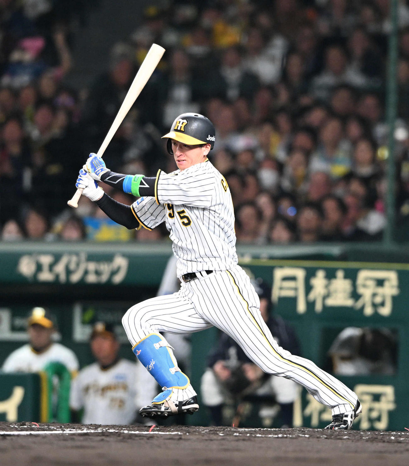 阪神対オリックス　2回裏阪神2死一、二塁、左前適時打を放つ近本（撮影・和賀正仁）