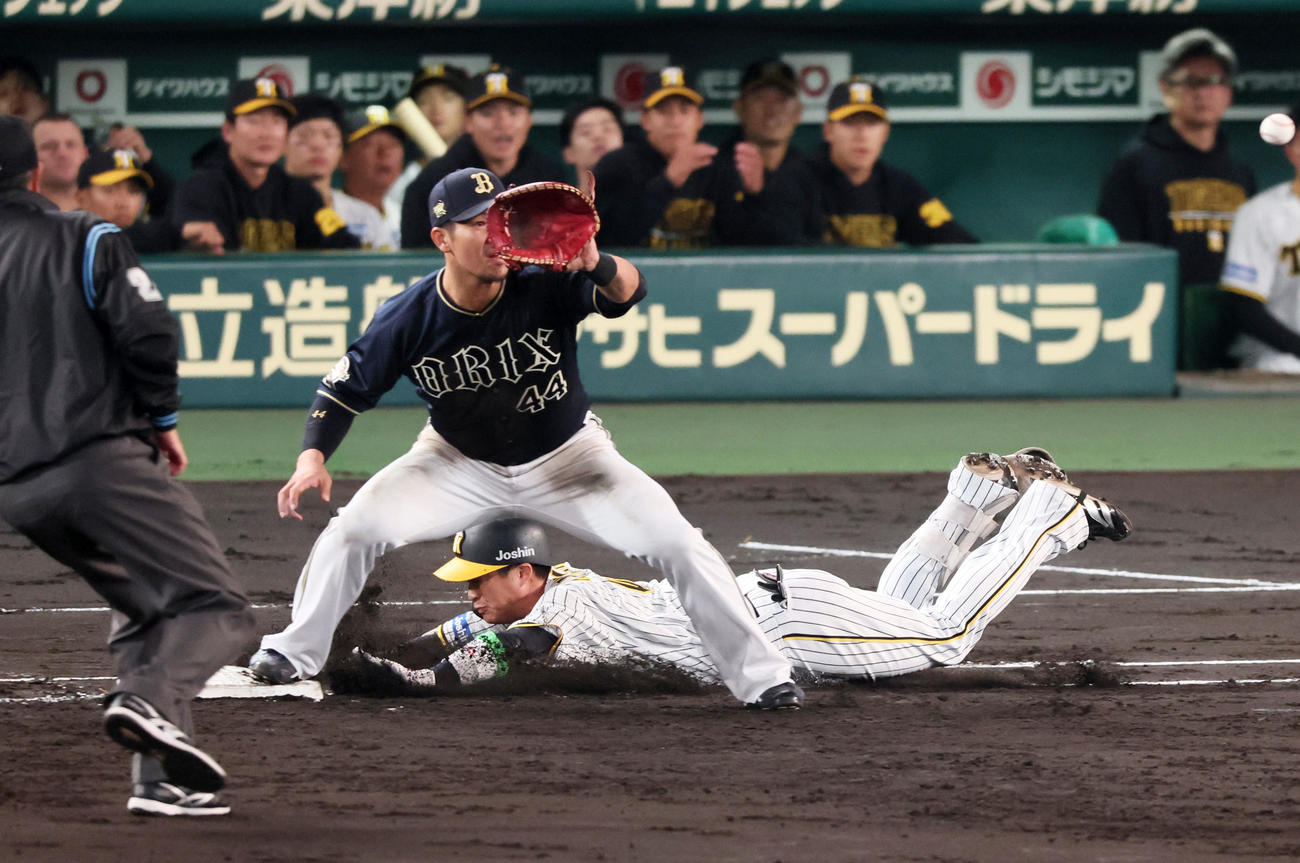 阪神対オリックス　2回裏阪神2死、木浪は内野安打を放ち一塁にヘッドスライディングする。一塁手は頓宮（撮影・加藤哉）