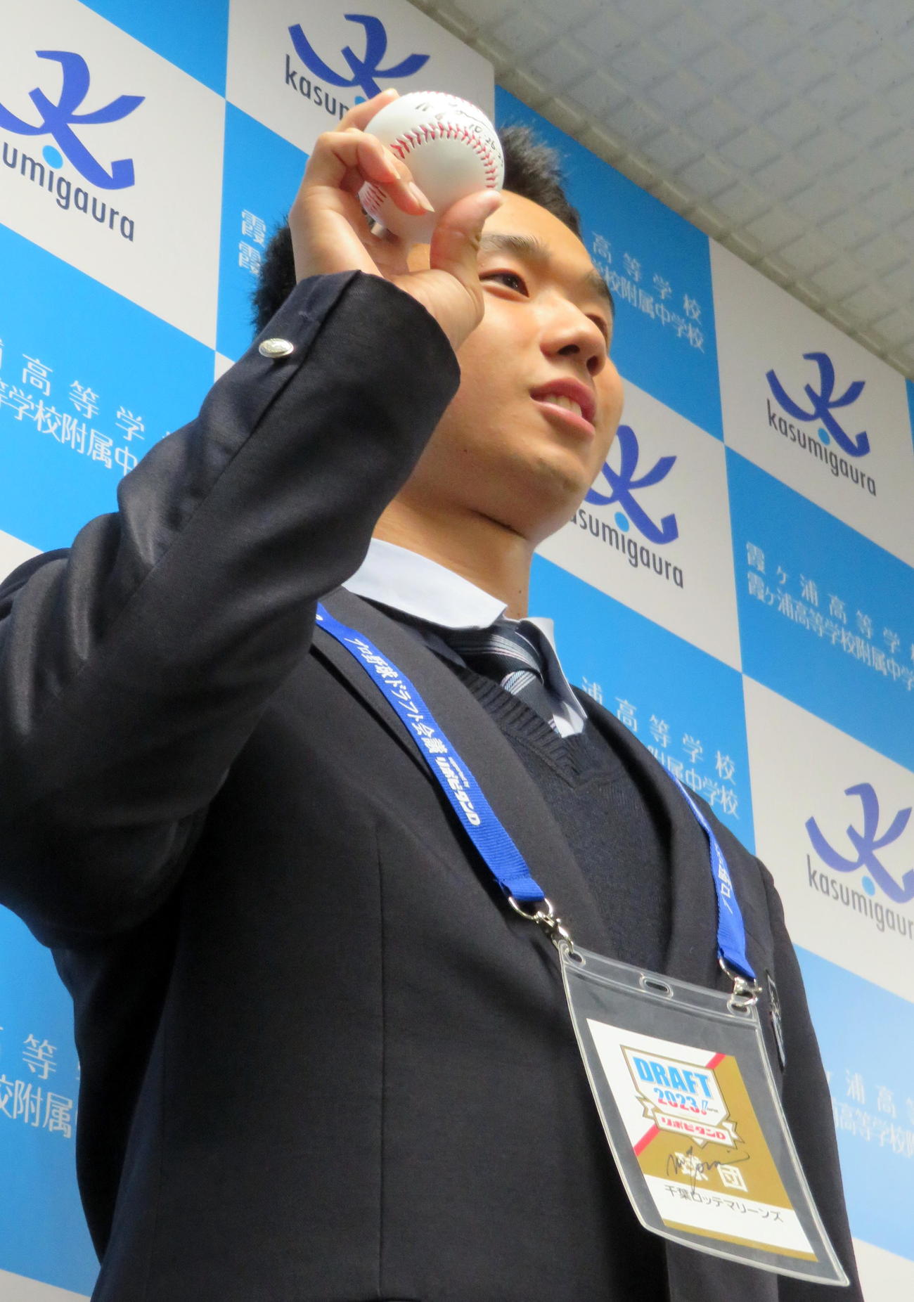 ロッテ吉井監督から贈られたサインボールを手に笑顔でポーズをとるドラフト3位の霞ケ浦・木村（撮影・鎌田直秀）