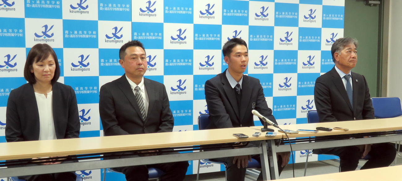 ロッテの指名あいさつ後に会見するドラフト3位の霞ケ浦・木村（右から2人目）。左から母葉子さん、父信彦さん、1人おいて霞ケ浦・高橋監督（撮影・鎌田直秀）
