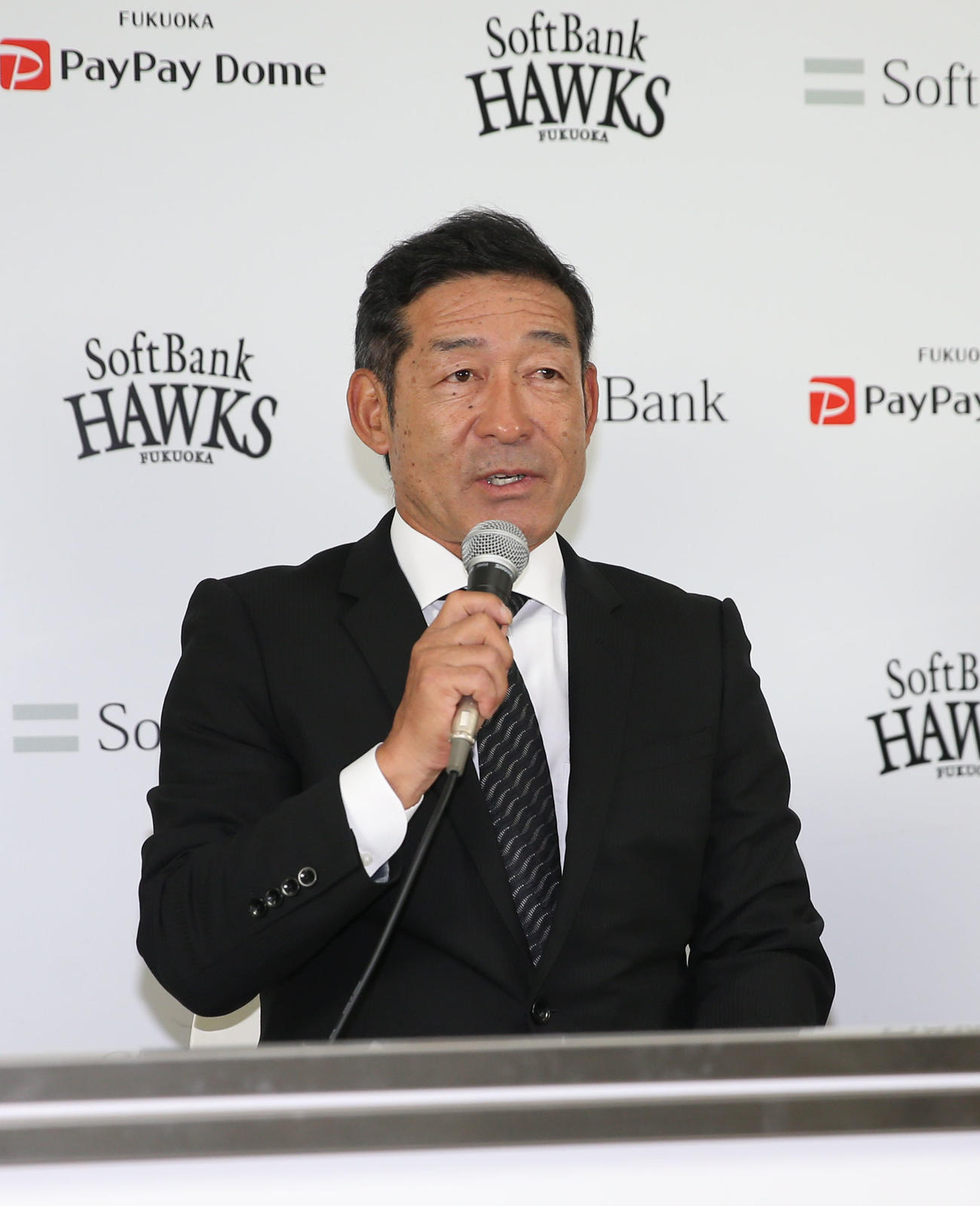 入団会見に挑む奈良原新1軍ヘッドコーチ（撮影・冨田成美）