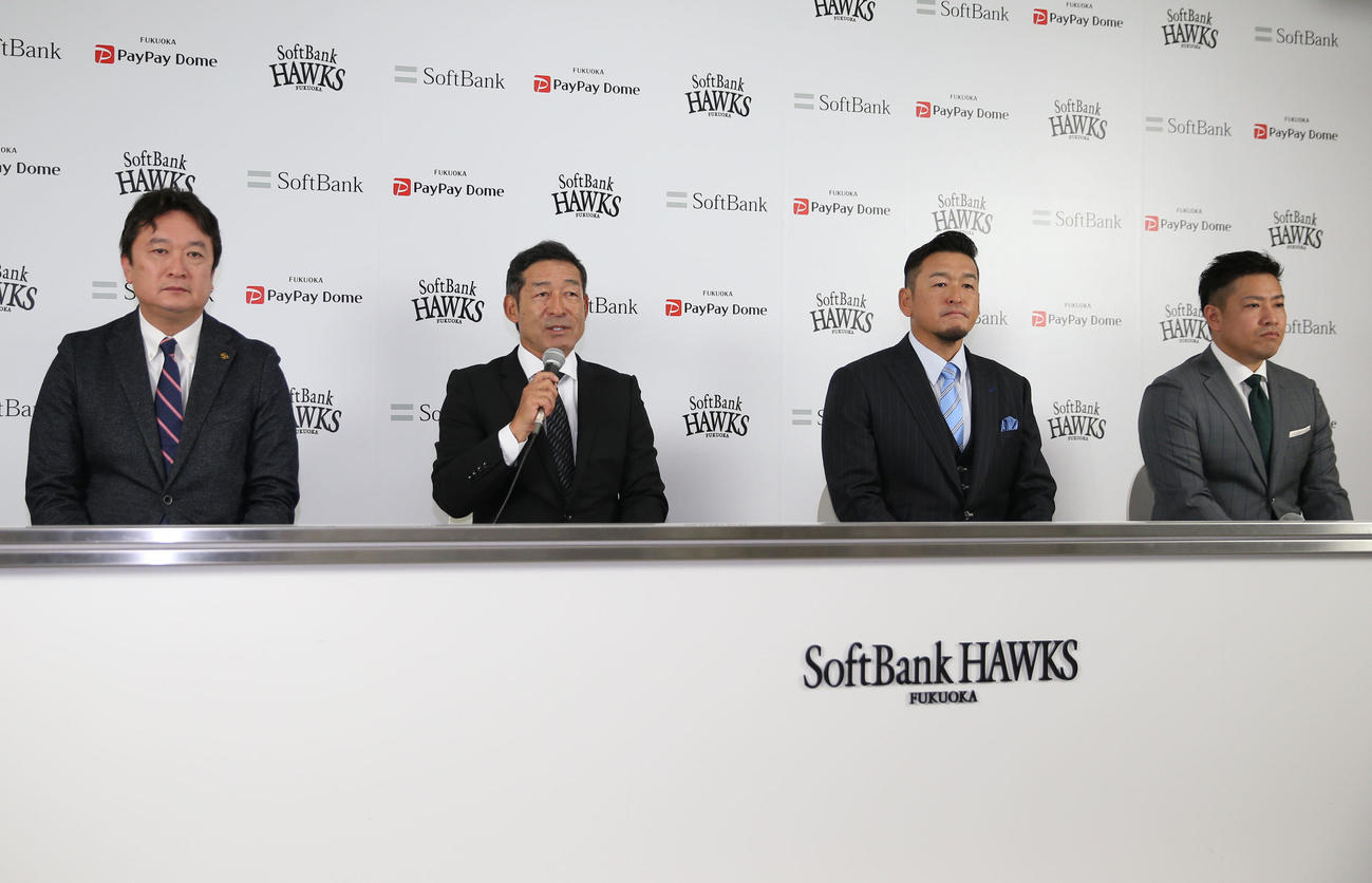 入団会見に挑む左から三笠取締役GM、奈良原1軍ヘッドコーチ、倉野1軍投手コーチ（チーフ）兼ヘッドコーディネーター、牧田3軍ファーム投手コーチ（撮影・冨田成美）