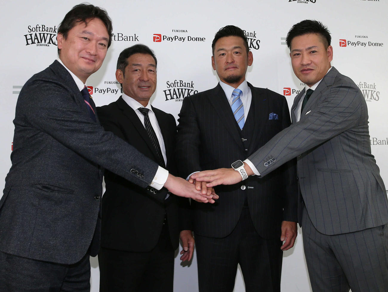 入団会見で記念撮影に納まる左から三笠取締役GM、奈良原ヘッドコーチ、倉野1軍投手コーチ（チーフ）兼ヘッドコーディネーター、牧田3軍ファーム投手コーチ（撮影・冨田成美）