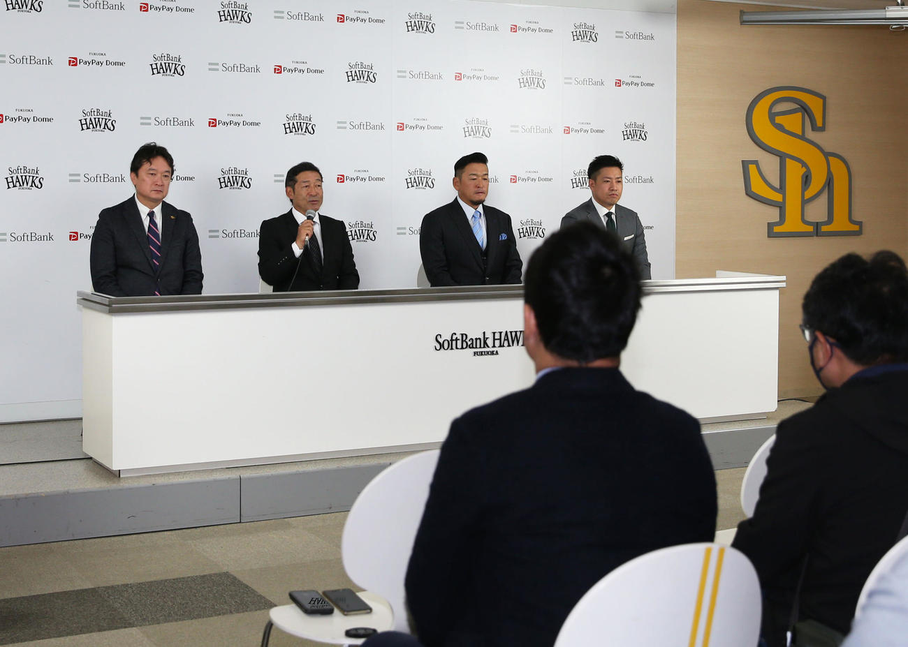 入団会見に挑む奈良原浩1軍ヘッドコーチら（撮影・冨田成美）