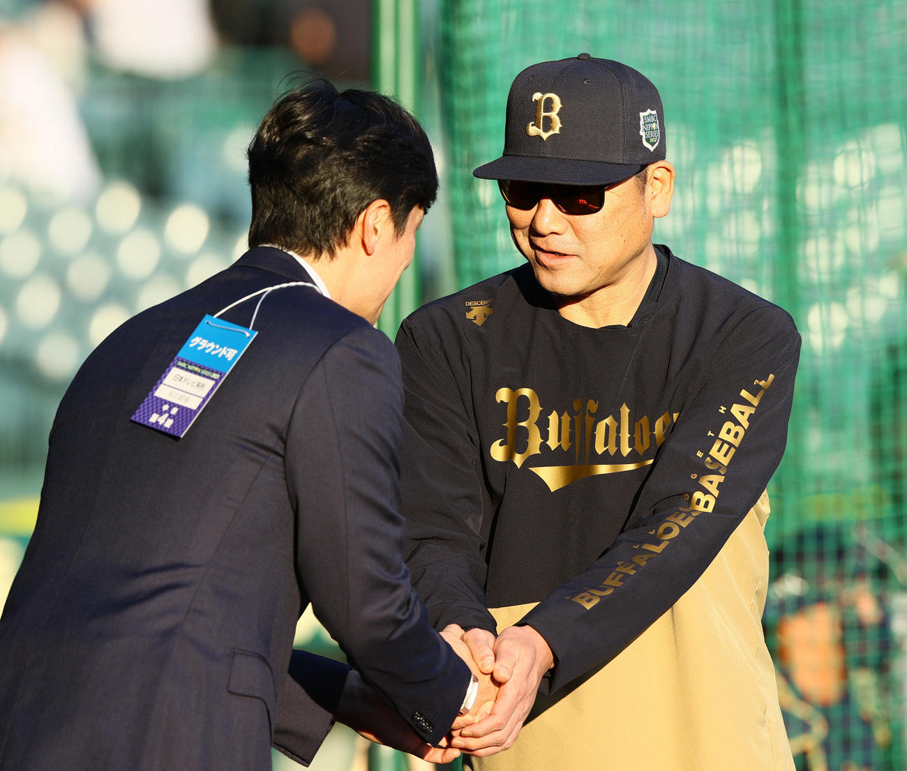 阪神対オリックス　オリックス中嶋監督（右）にあいさつするソフトバンク和田（撮影・上山淳一）