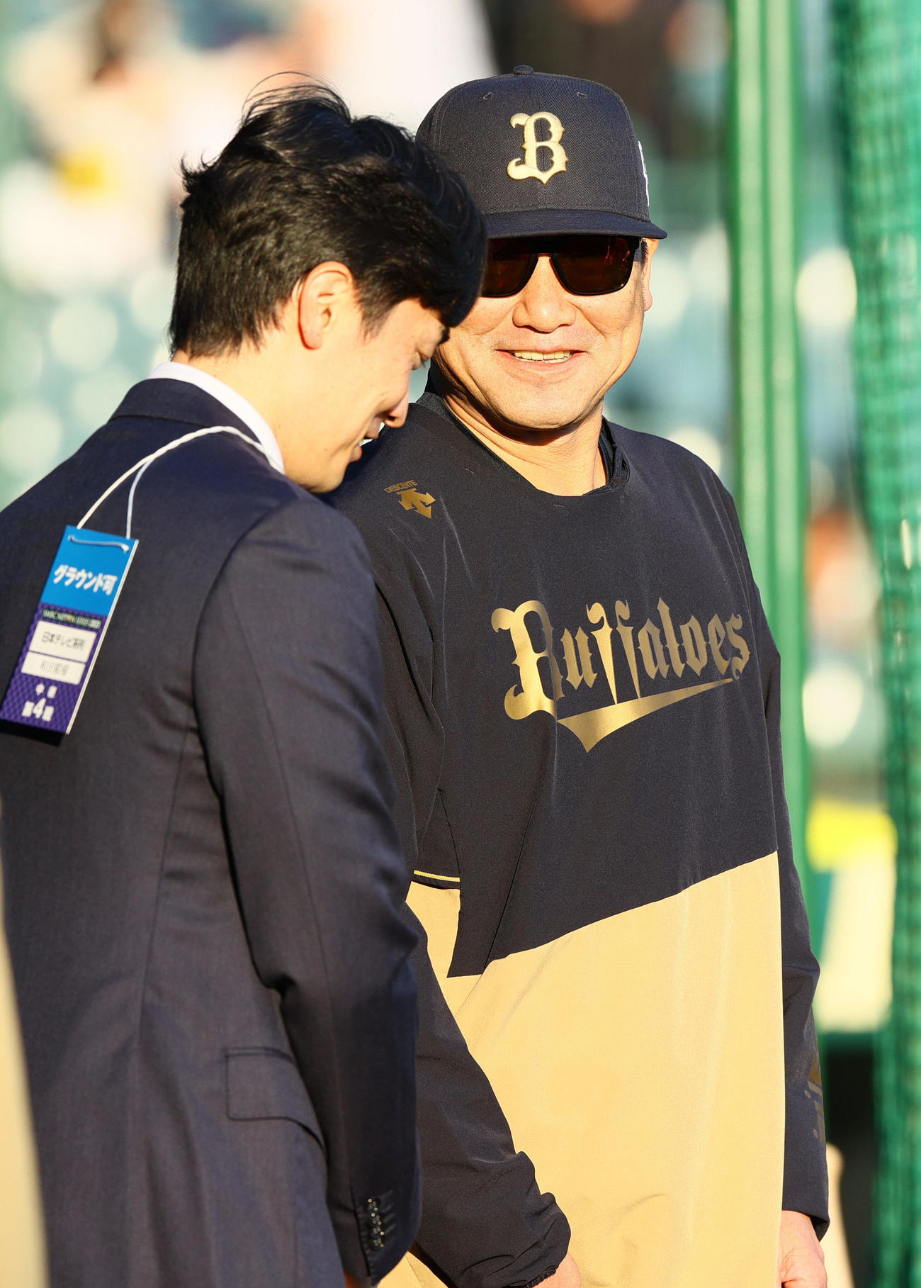 阪神対オリックス　ソフトバンク和田（左）と笑顔で話すオリックス中嶋監督（撮影・上山淳一）