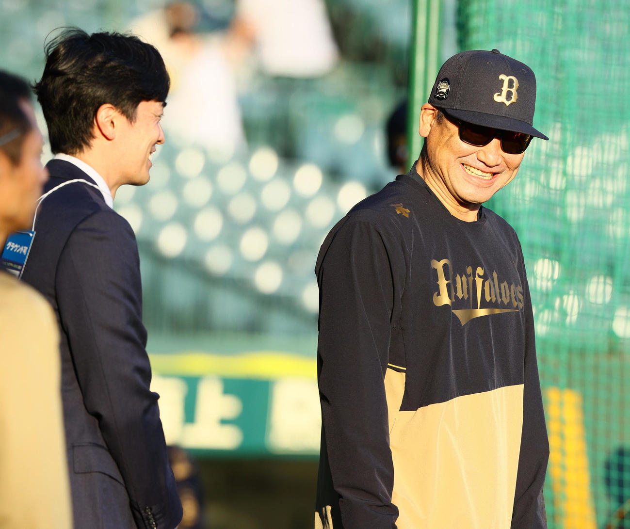 阪神対オリックス　ソフトバンク和田（左）と笑顔で話すオリックス中嶋監督（撮影・上山淳一）