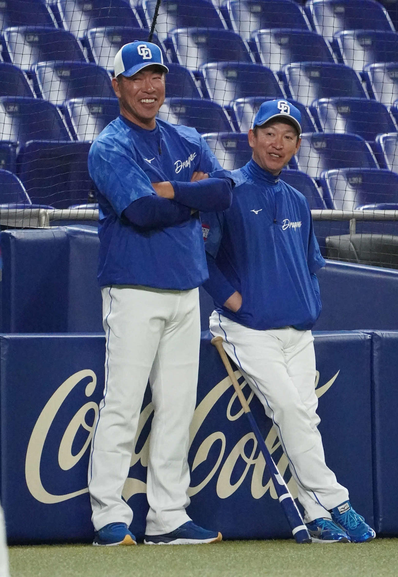 練習を見つめながら言葉を交わす中日井上2軍監督（左）と立浪監督（撮影・森本幸一）