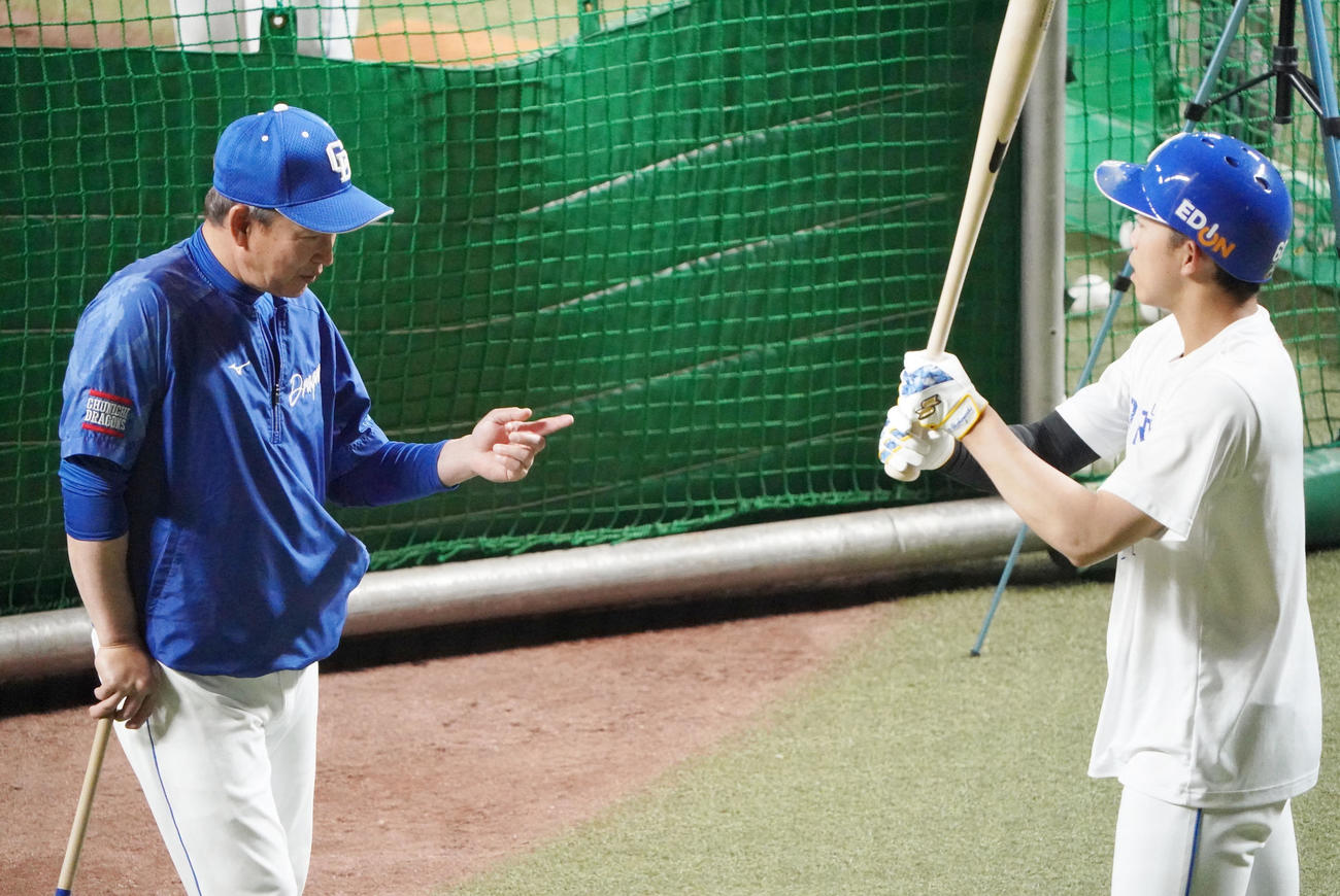 岡林と言葉を交わす立浪監督（左）（撮影・森本幸一）