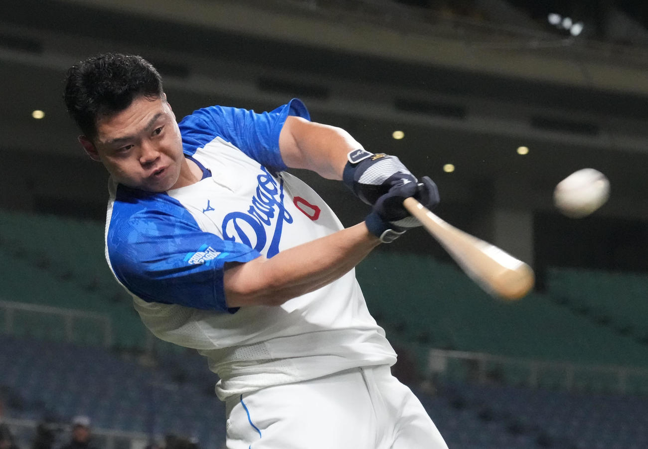 ロングティー打撃練習をする細川（撮影・森本幸一）