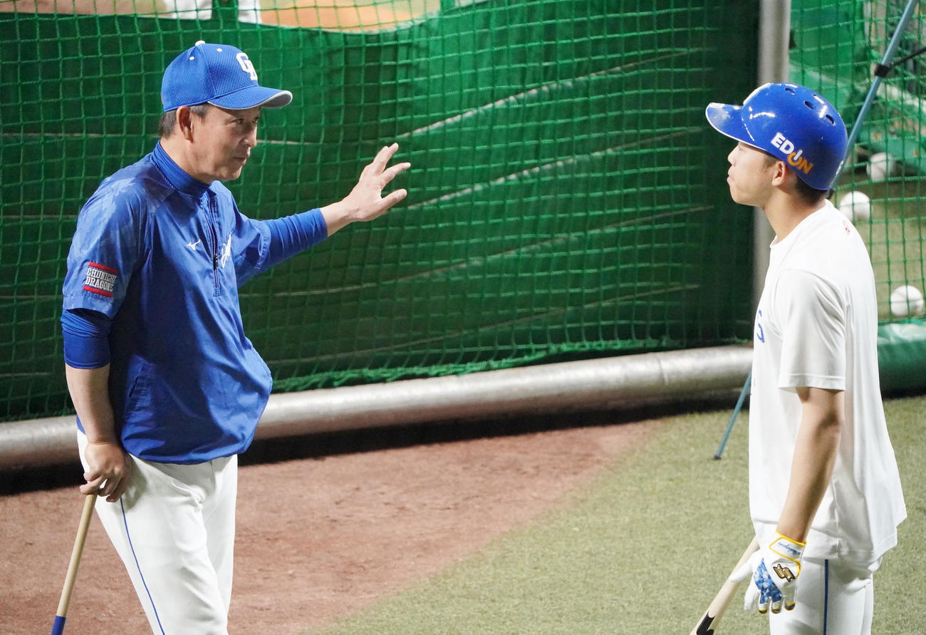 岡林と言葉を交わす立浪監督（左）（撮影・森本幸一）