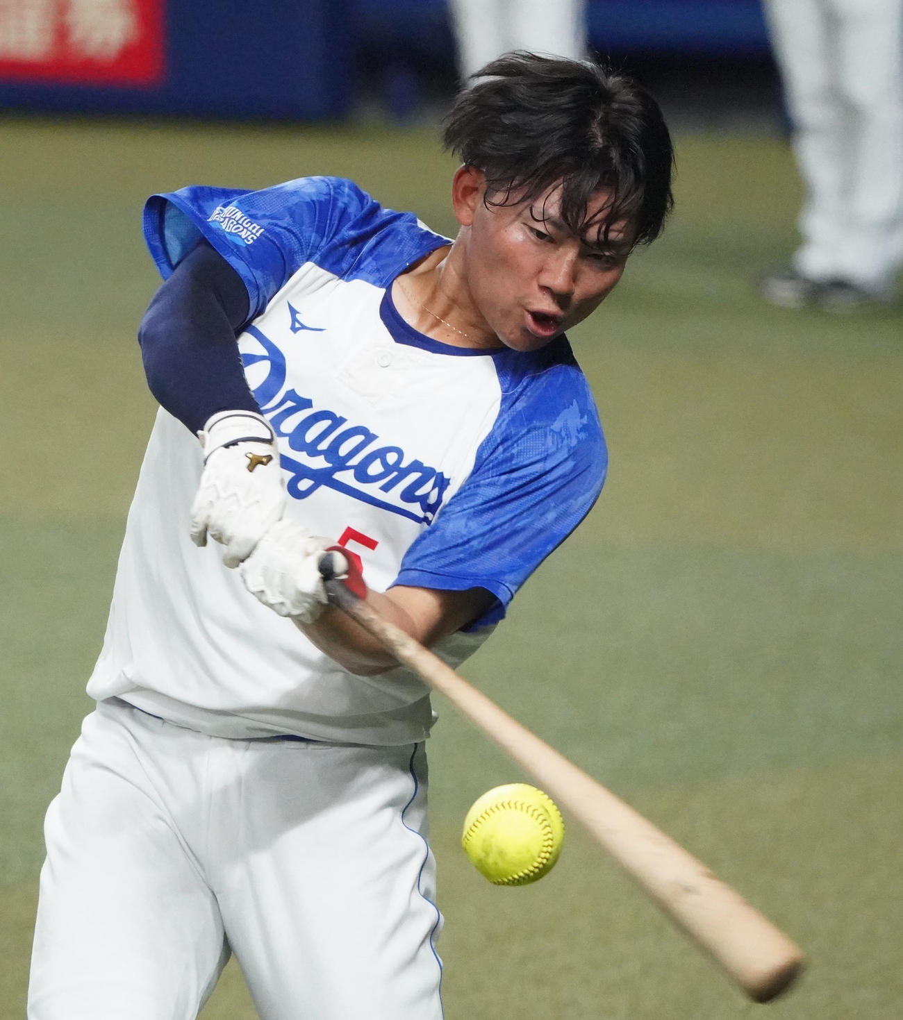 ソフトボールを使用しロングティー打撃練習をする村松（撮影・森本幸一）