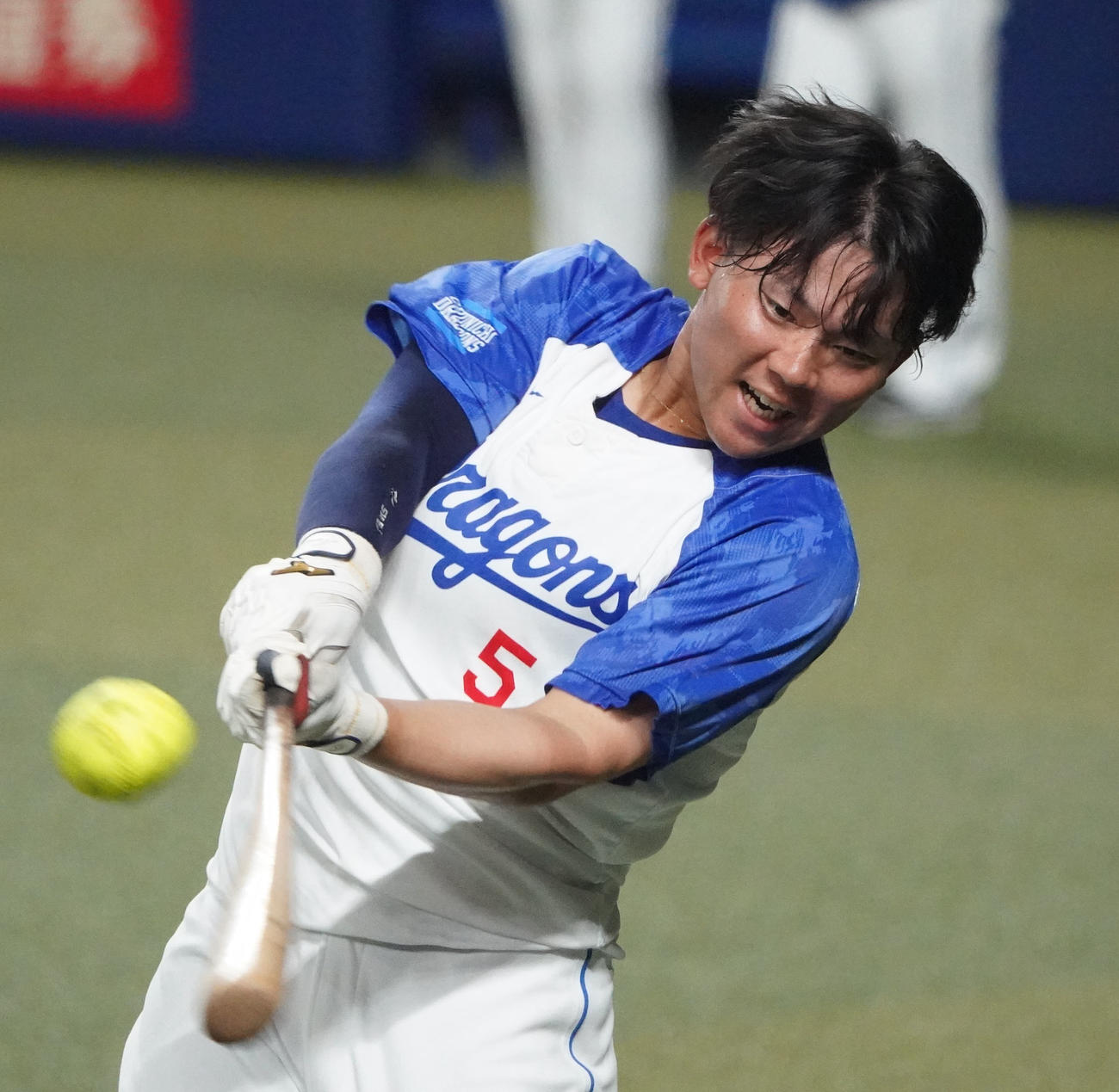 ソフトボールを使用しロングティー打撃練習をする村松（撮影・森本幸一）